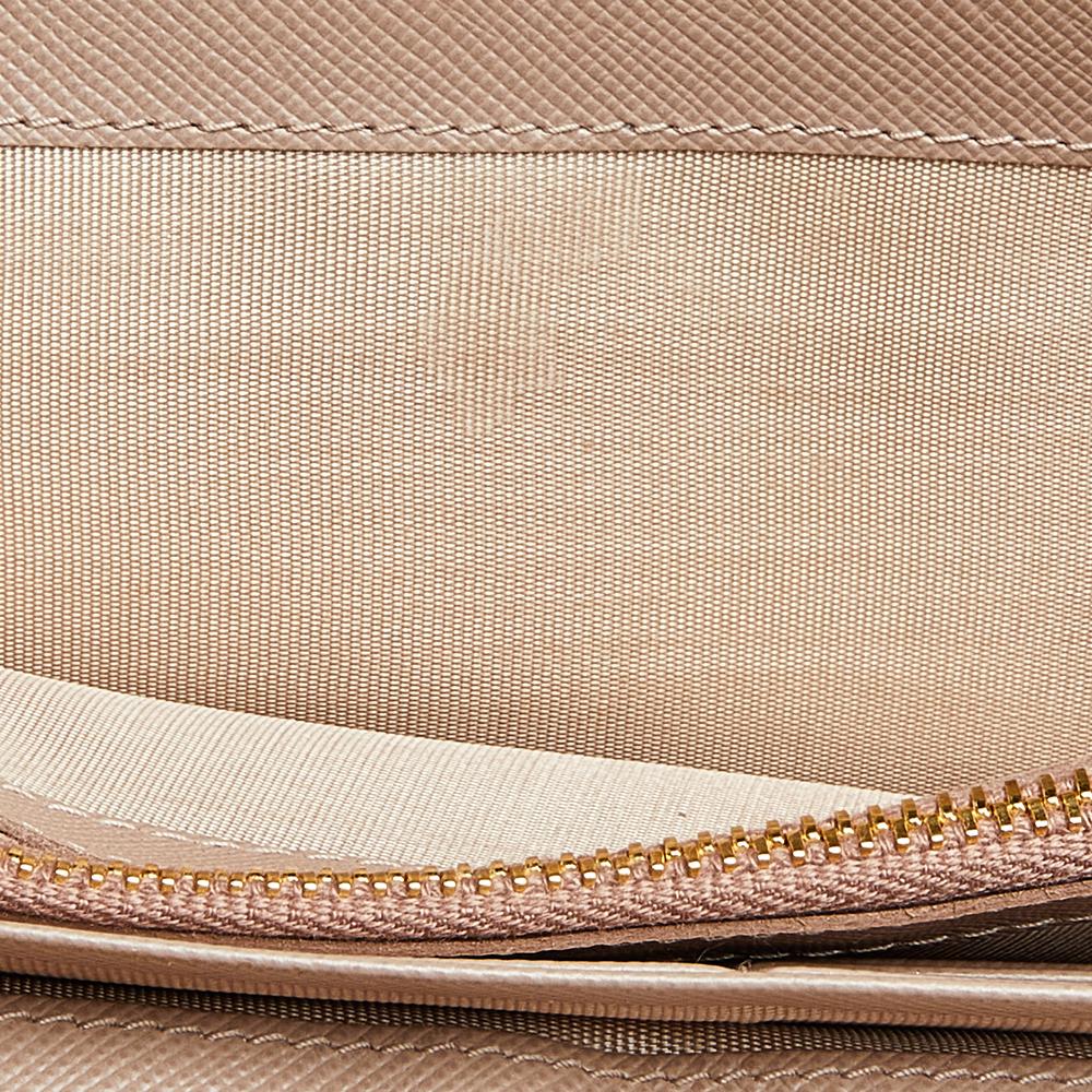 Cartera continental con lazo de piel saffiano beige de Prada 4