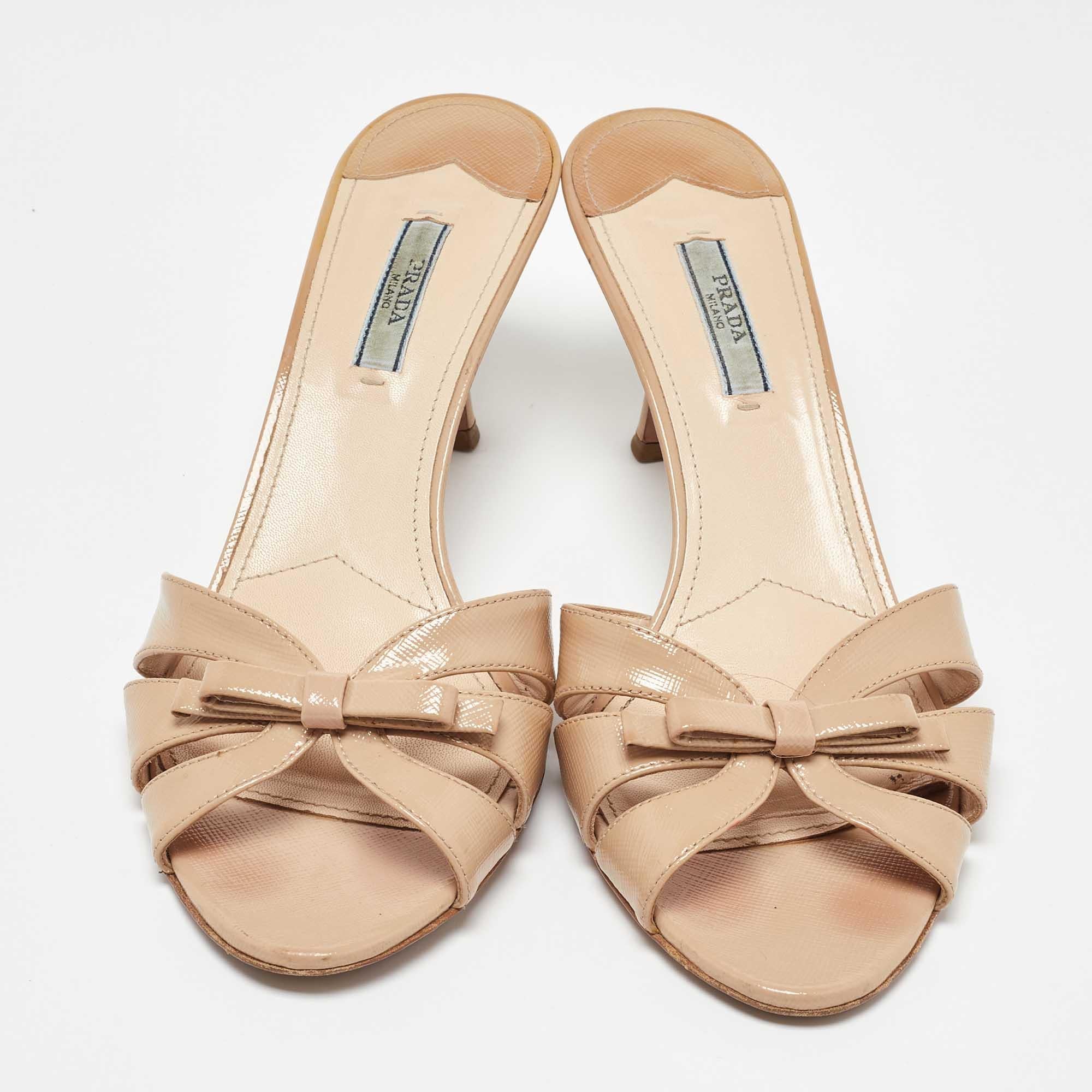 Prada Beige Saffiano Leder Schleife Slide Sandalen Größe 40.5 im Zustand „Gut“ im Angebot in Dubai, Al Qouz 2