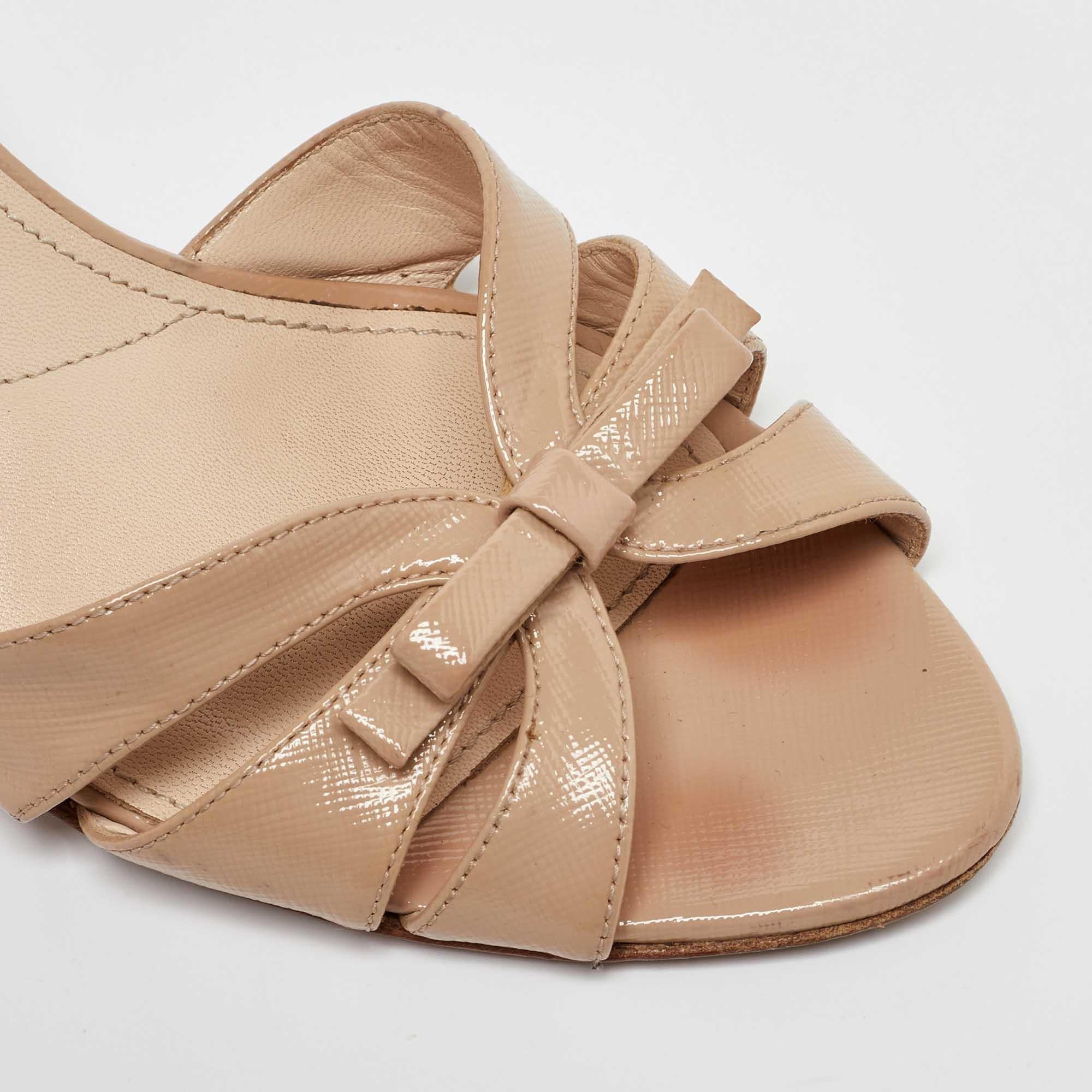 Prada Beige Saffiano Leder Schleife Slide Sandalen Größe 40.5 im Angebot 3