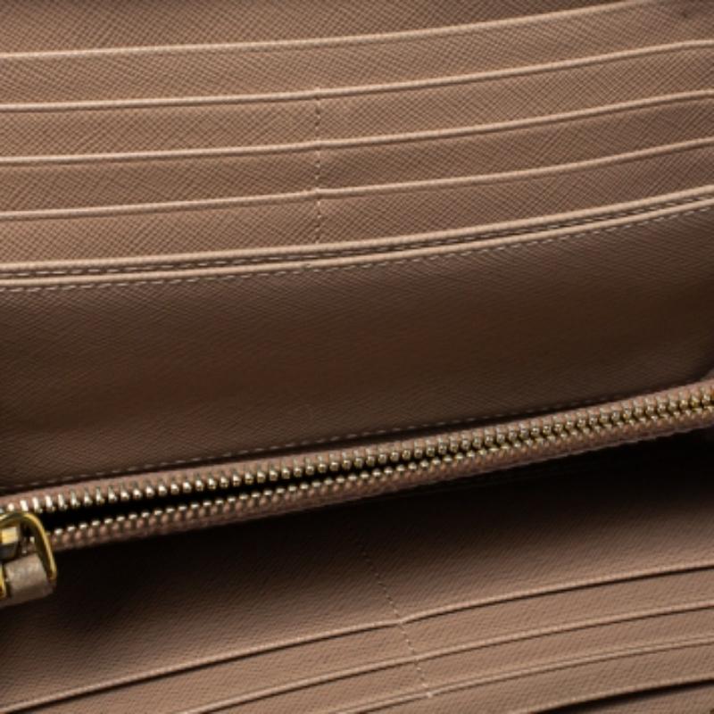 Prada Beige Saffiano Leather Bow Zip Around Wallet In Fair Condition For Sale In Dubai, Al Qouz 2