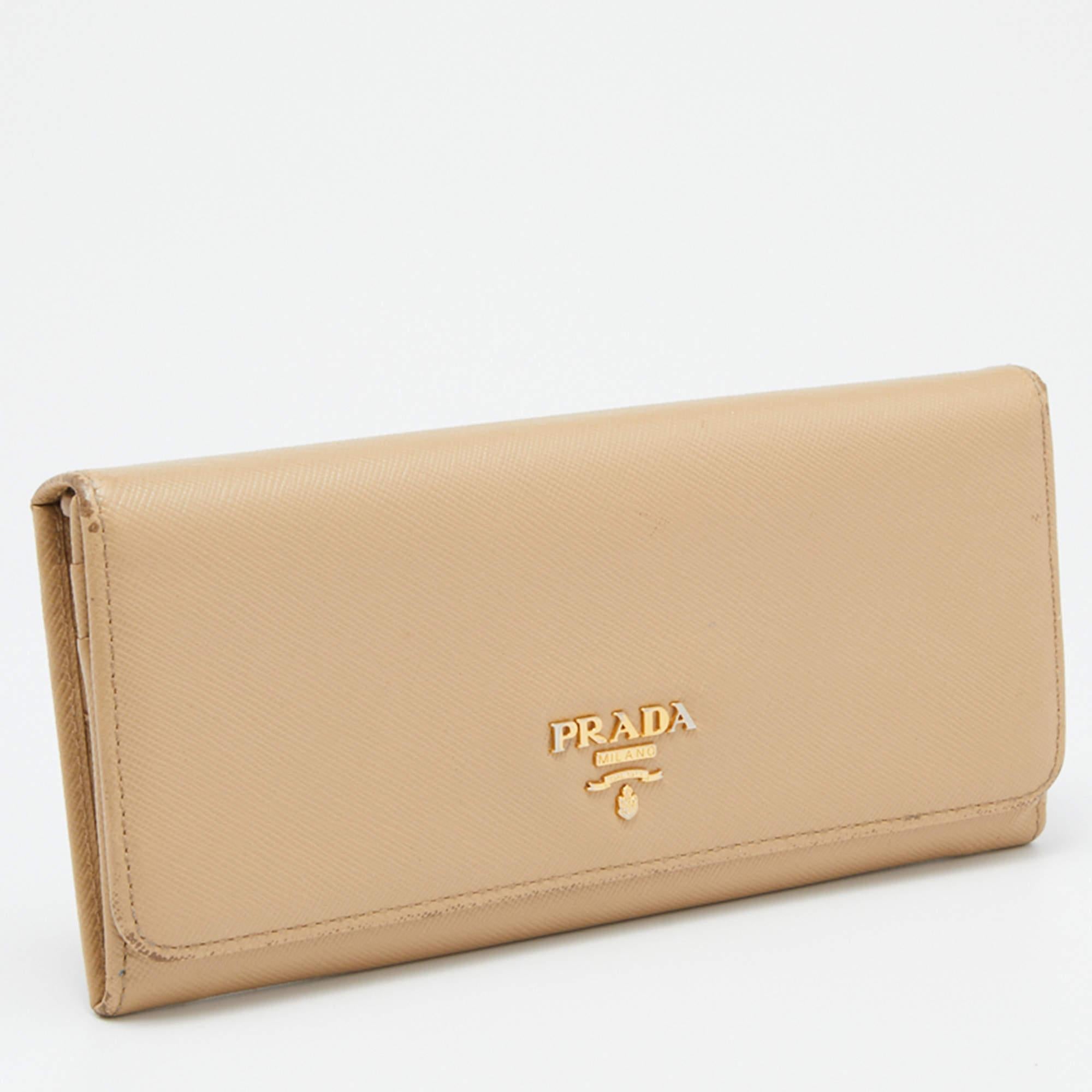 Beige Portafoglio continentale con patta in pelle saffiano beige di Prada in vendita