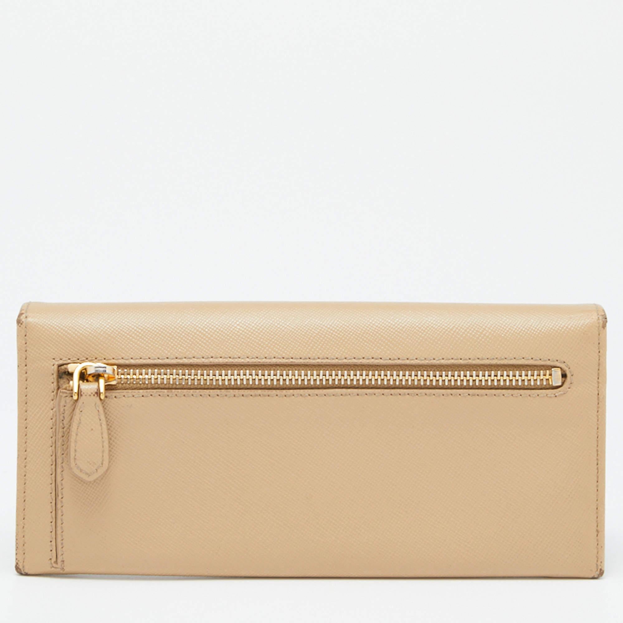 Portafoglio continentale con patta in pelle saffiano beige di Prada In condizioni discrete in vendita a Dubai, Al Qouz 2