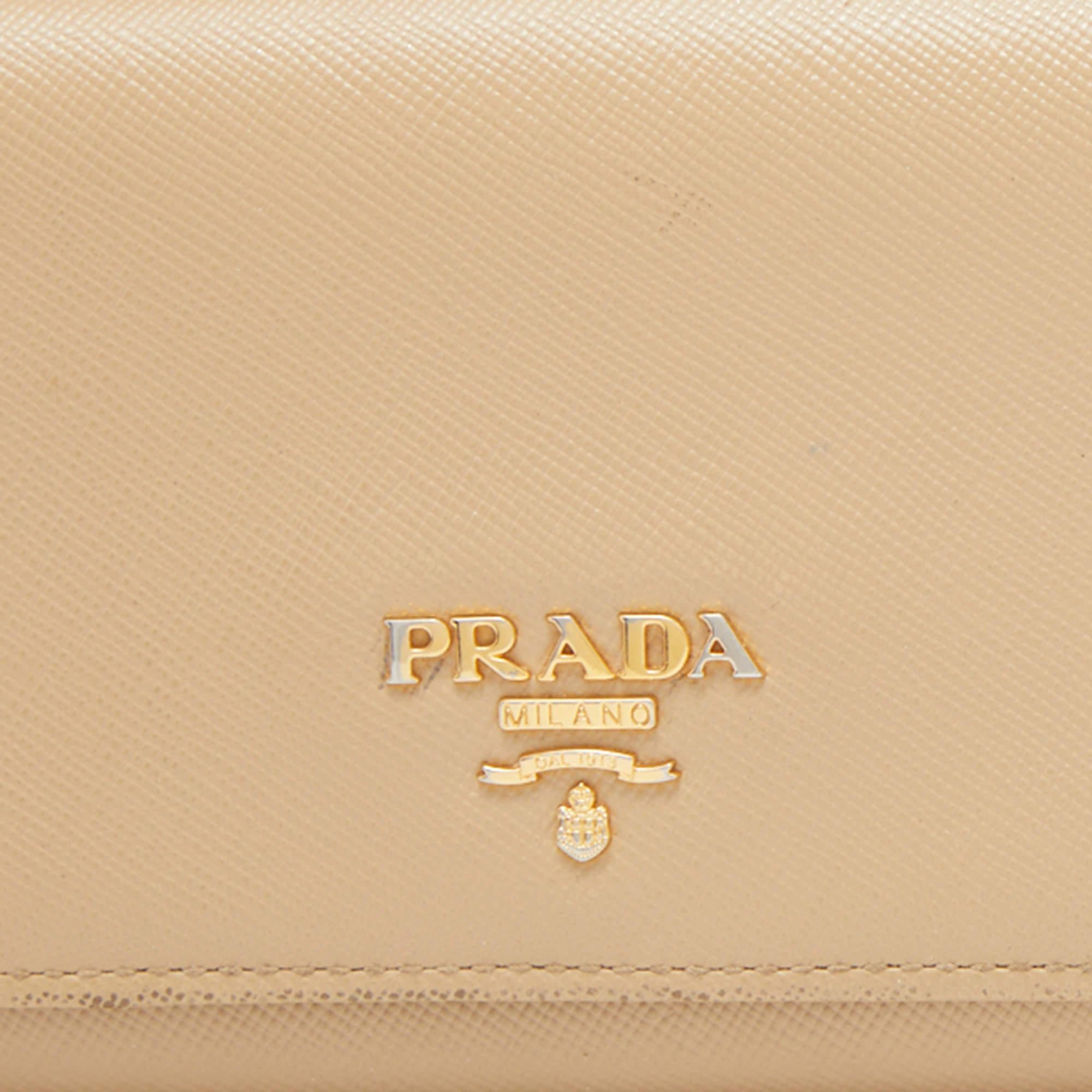Donna Portafoglio continentale con patta in pelle saffiano beige di Prada in vendita