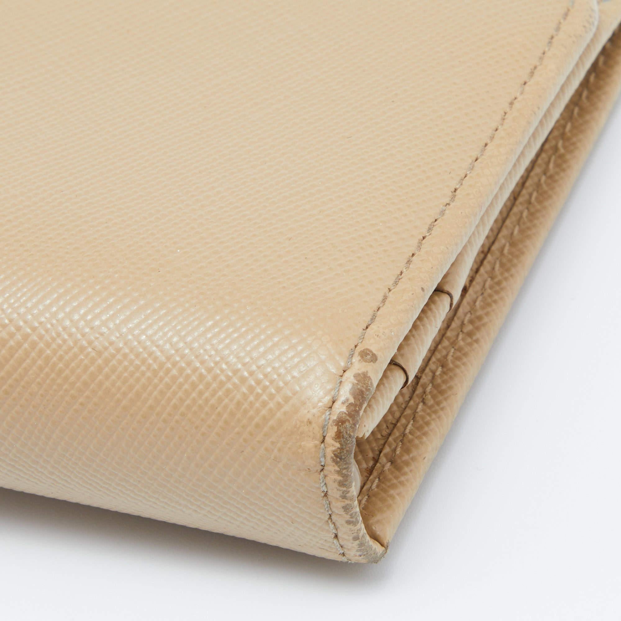 Portafoglio continentale con patta in pelle saffiano beige di Prada in vendita 1
