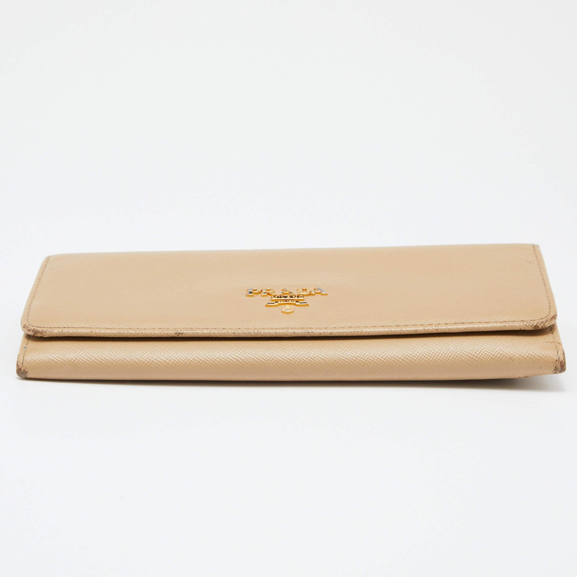 Portafoglio continentale con patta in pelle saffiano beige di Prada in vendita 2