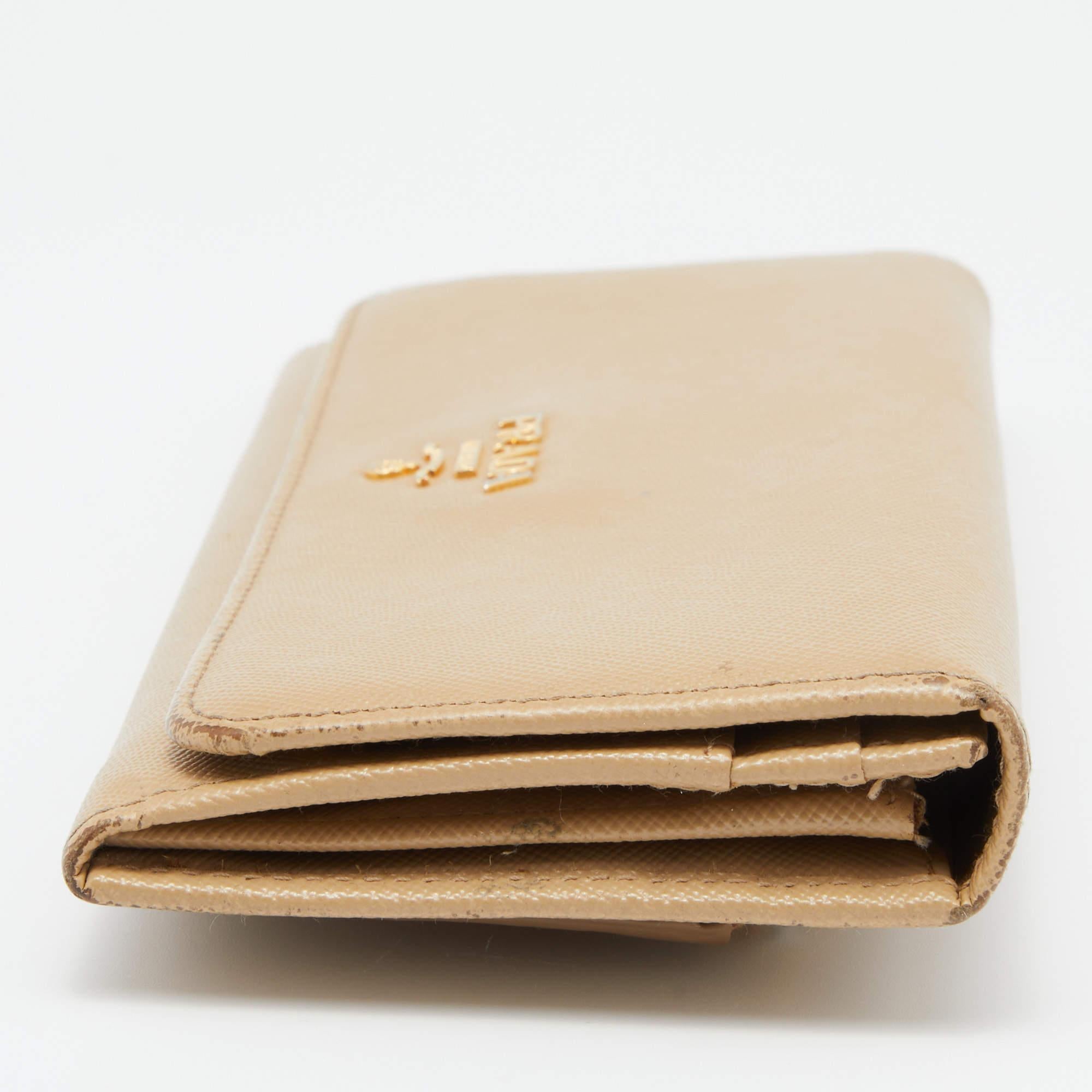 Portafoglio continentale con patta in pelle saffiano beige di Prada in vendita 3