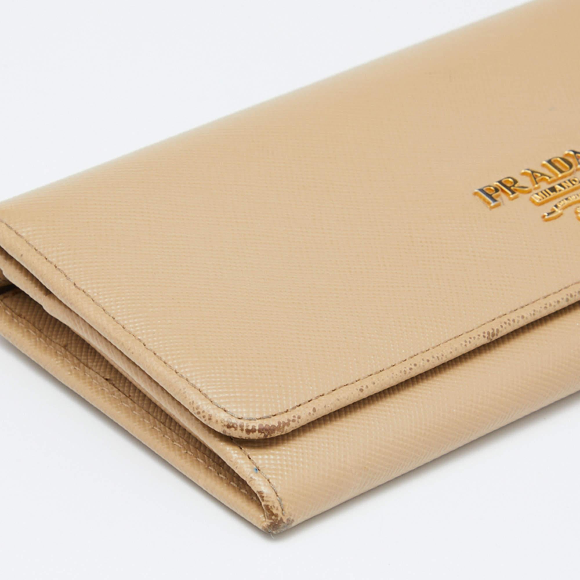 Portafoglio continentale con patta in pelle saffiano beige di Prada in vendita 4