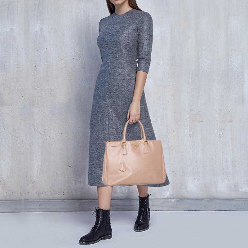 Prada Beige Saffiano Leder Medium Galleria Tragetasche mit doppeltem Reißverschluss im Zustand „Gut“ in Dubai, Al Qouz 2
