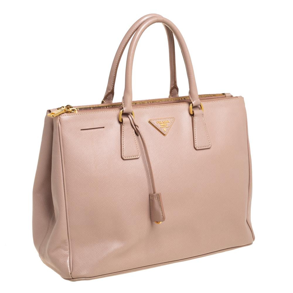 Prada Bolso de piel saffiano beige Galleria mediano con doble cremallera en Bastante bueno Estado en Dubai, Al Qouz 2