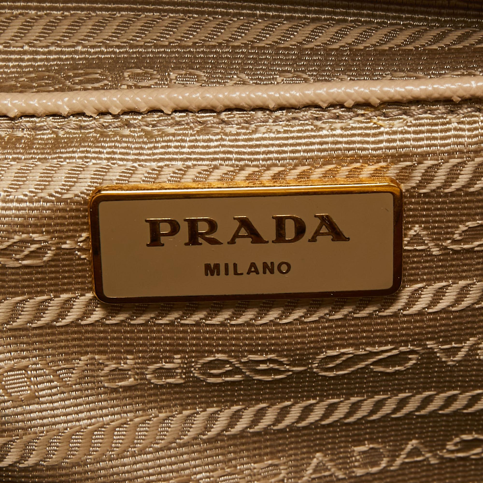 Sac cabas Galleria de taille moyenne en cuir Saffiano beige Prada en vente 13