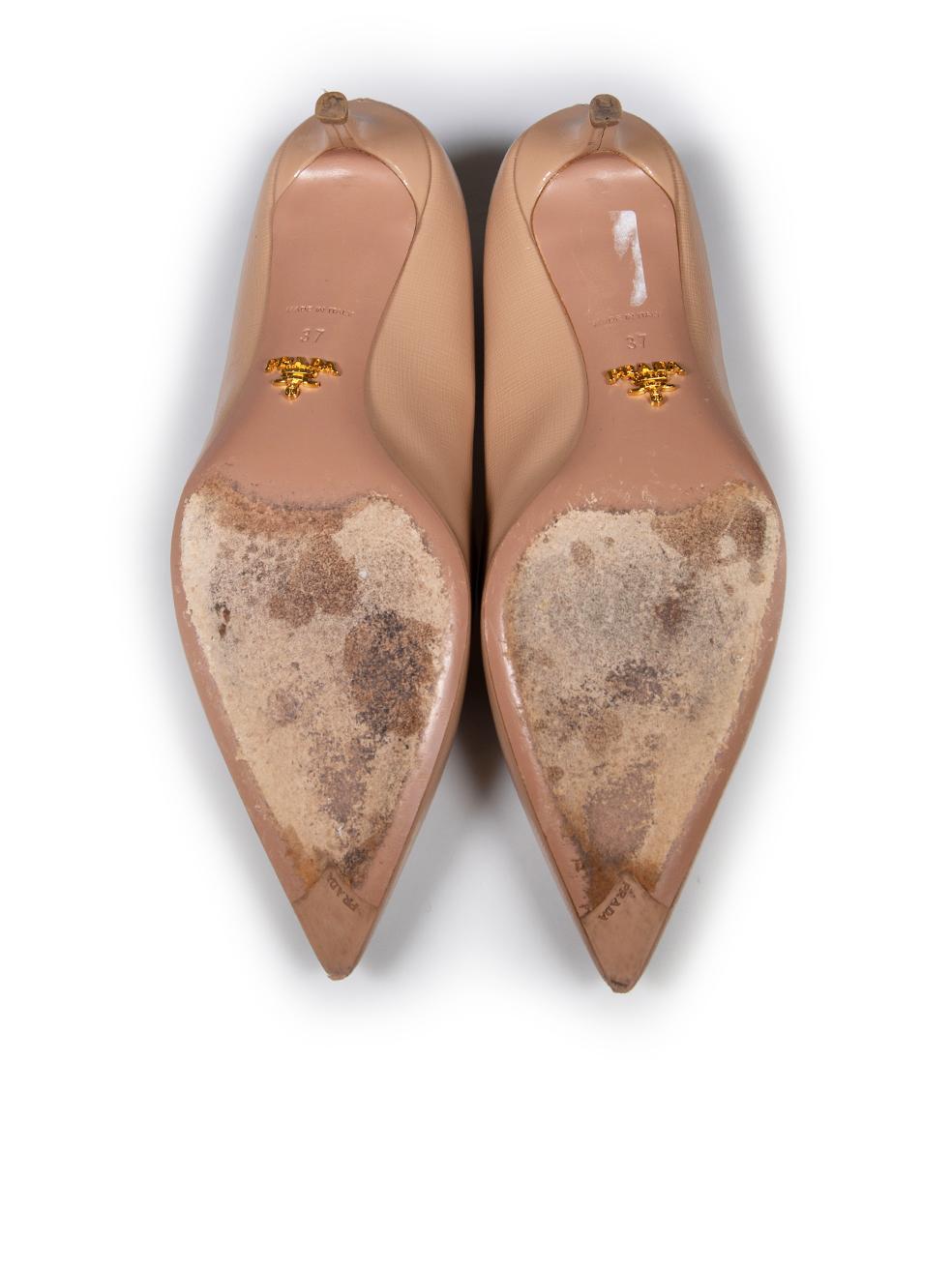 Prada Beige Saffiano Leather Pumps Size IT 37 In Good Condition For Sale In London, GB