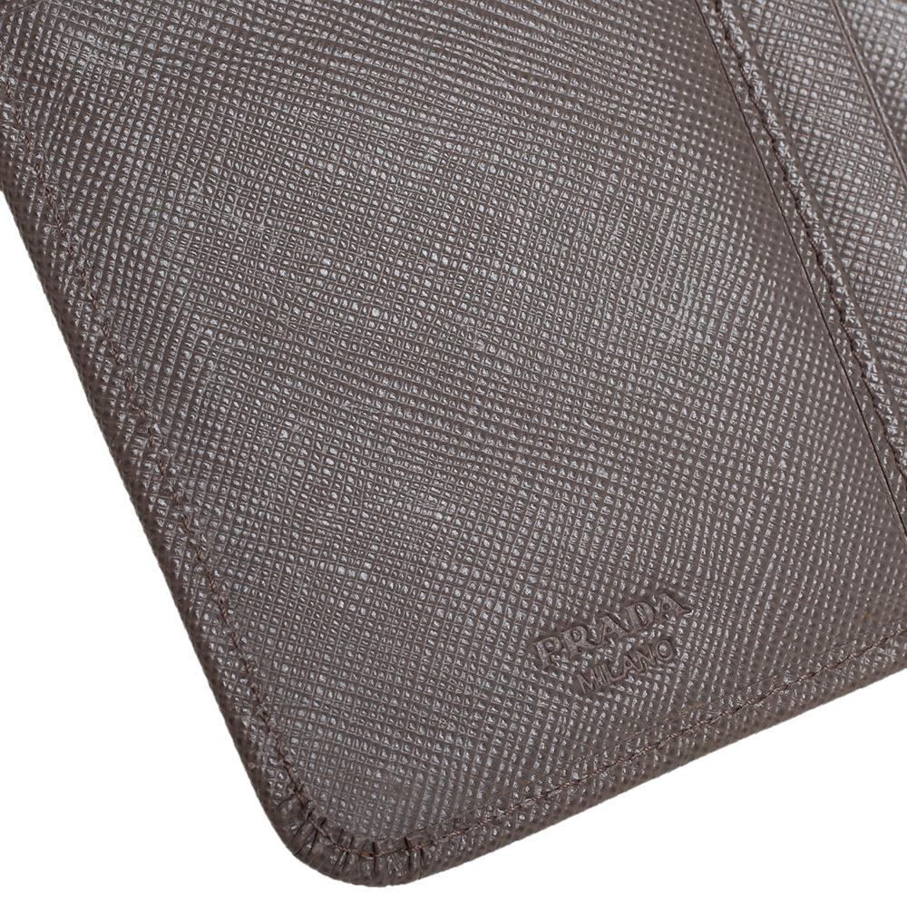 Prada Beige Saffiano Leather Wallet French Flap Wallet In Good Condition In Dubai, Al Qouz 2