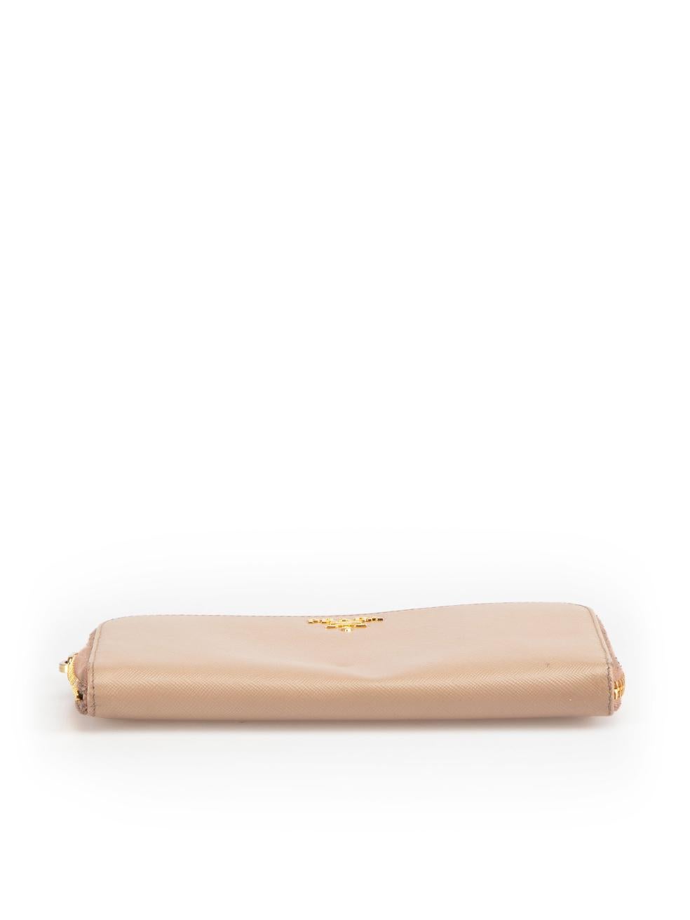 Women's Prada Beige Saffiano Leather Zipped Wallet For Sale