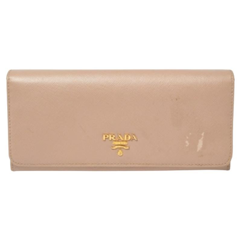 Portafoglio continentale con patta in pelle Saffiano Lux beige di Prada