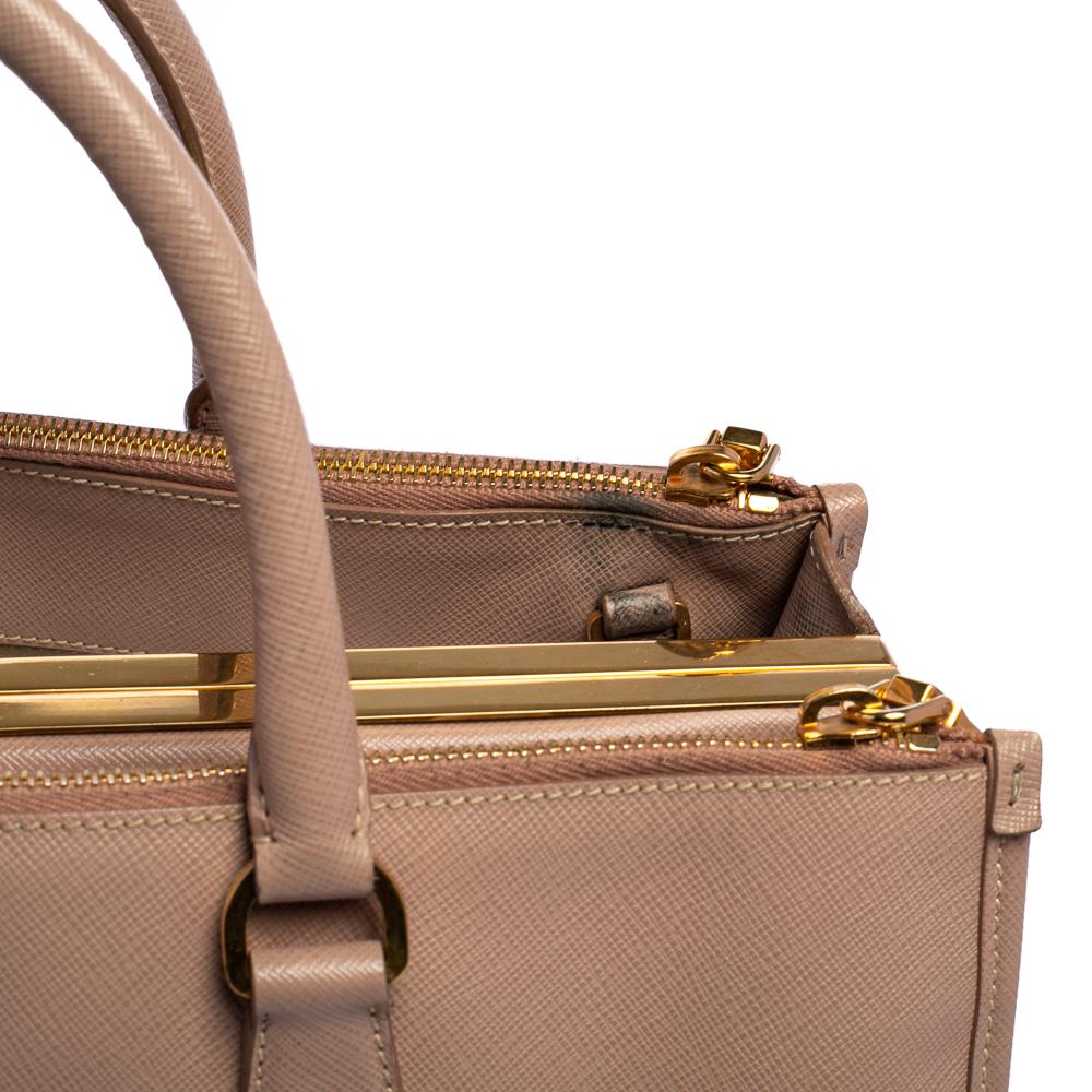 Prada Beige Saffiano Lux Lederrahmen Tote mit doppeltem Reißverschluss 2