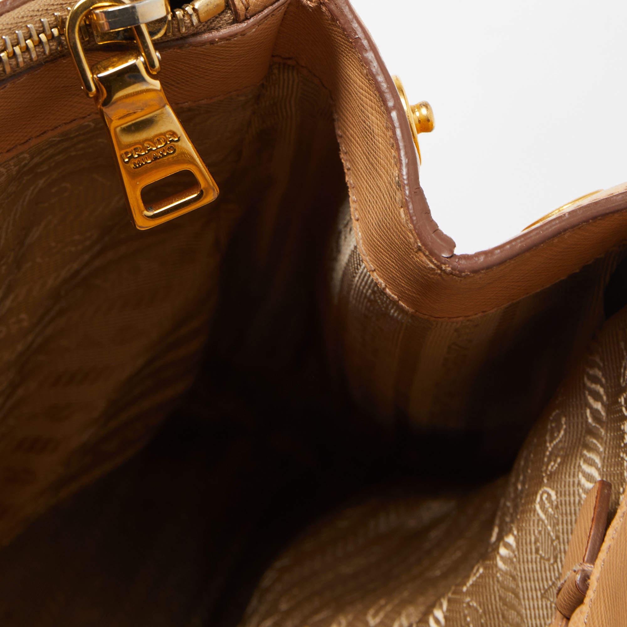 Grand sac cabas Galleria à double fermeture éclair en cuir beige Saffiano Lux de Prada 6