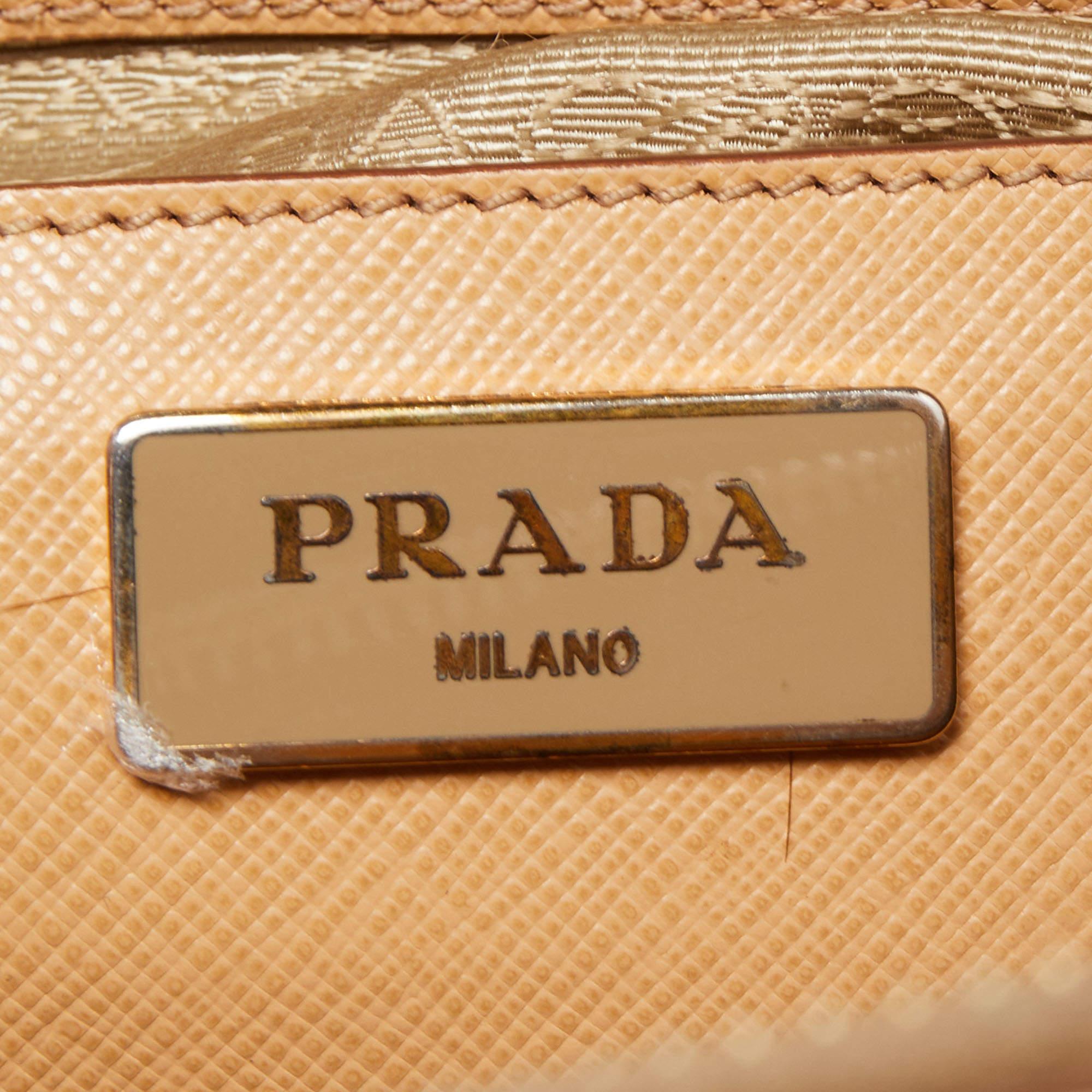 Grand sac cabas Galleria à double fermeture éclair en cuir beige Saffiano Lux de Prada 7