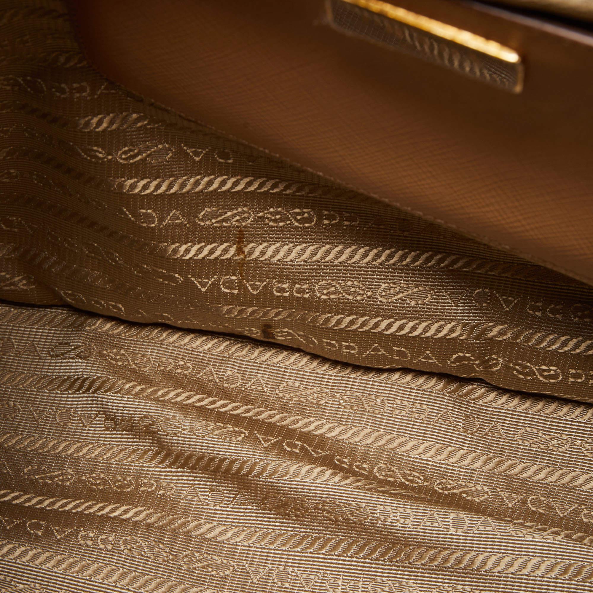 Grand sac cabas Galleria à double fermeture éclair en cuir beige Saffiano Lux de Prada 8