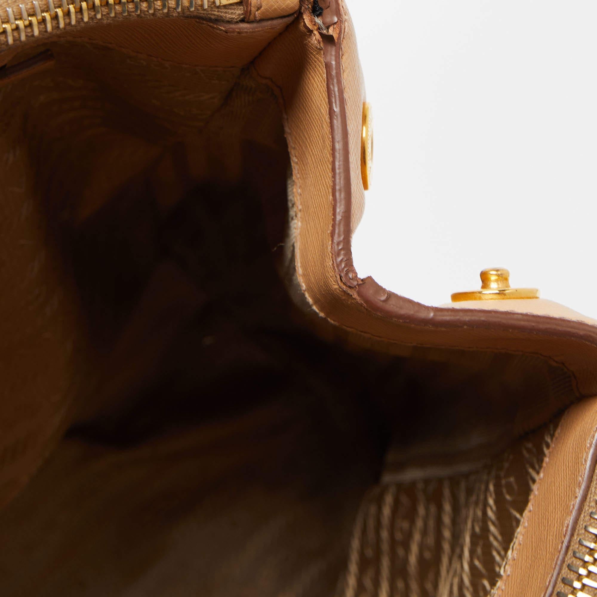 Grand sac cabas Galleria à double fermeture éclair en cuir beige Saffiano Lux de Prada 8