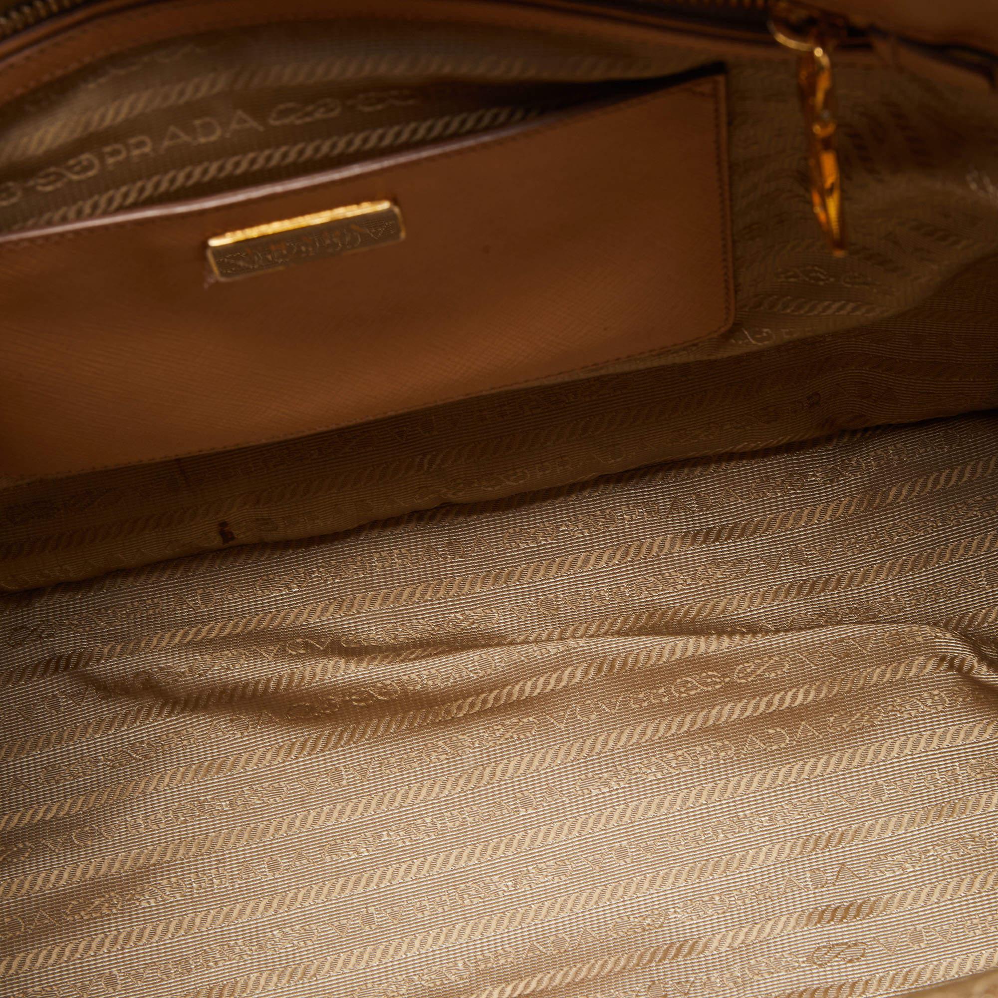 Grand sac cabas Galleria à double fermeture éclair en cuir beige Saffiano Lux de Prada 9