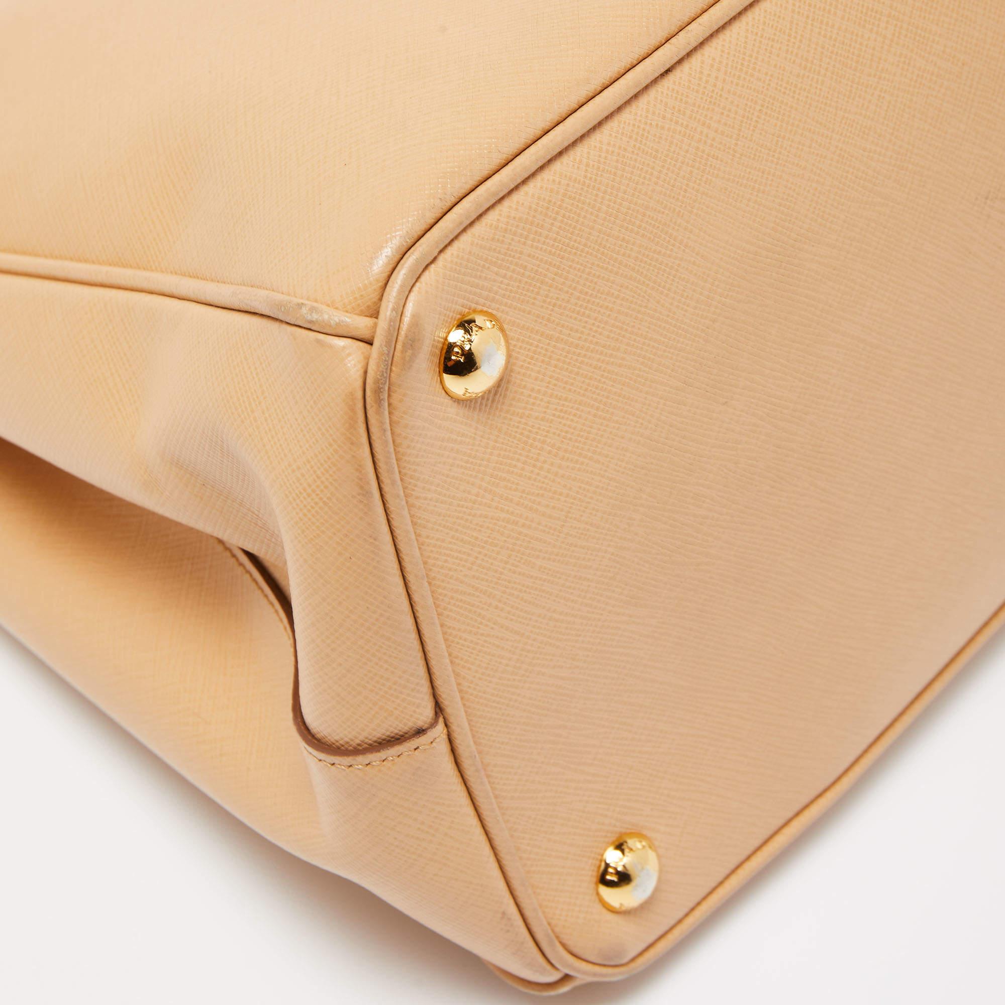 Grand sac cabas Galleria à double fermeture éclair en cuir beige Saffiano Lux de Prada 10