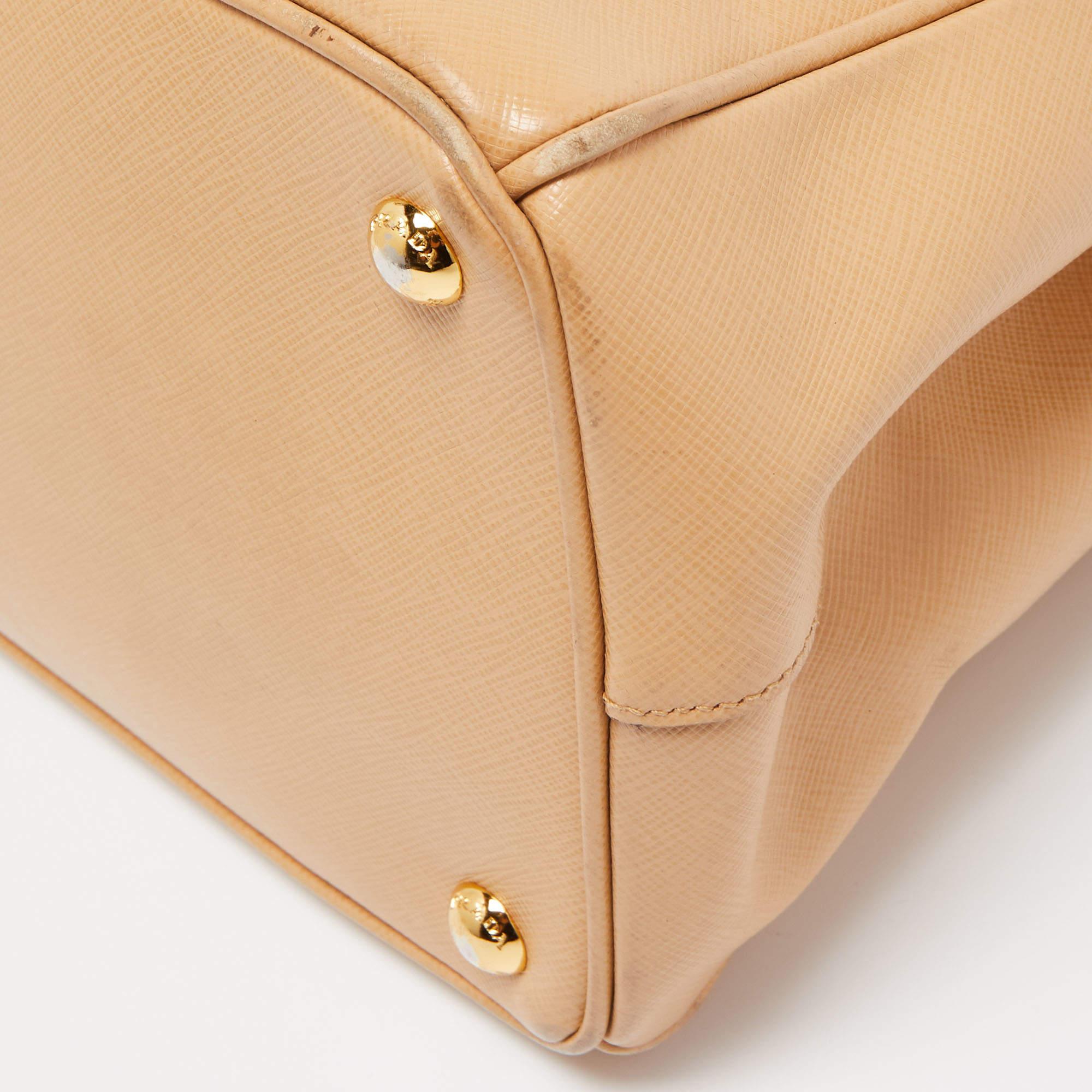 Grand sac cabas Galleria à double fermeture éclair en cuir beige Saffiano Lux de Prada 11