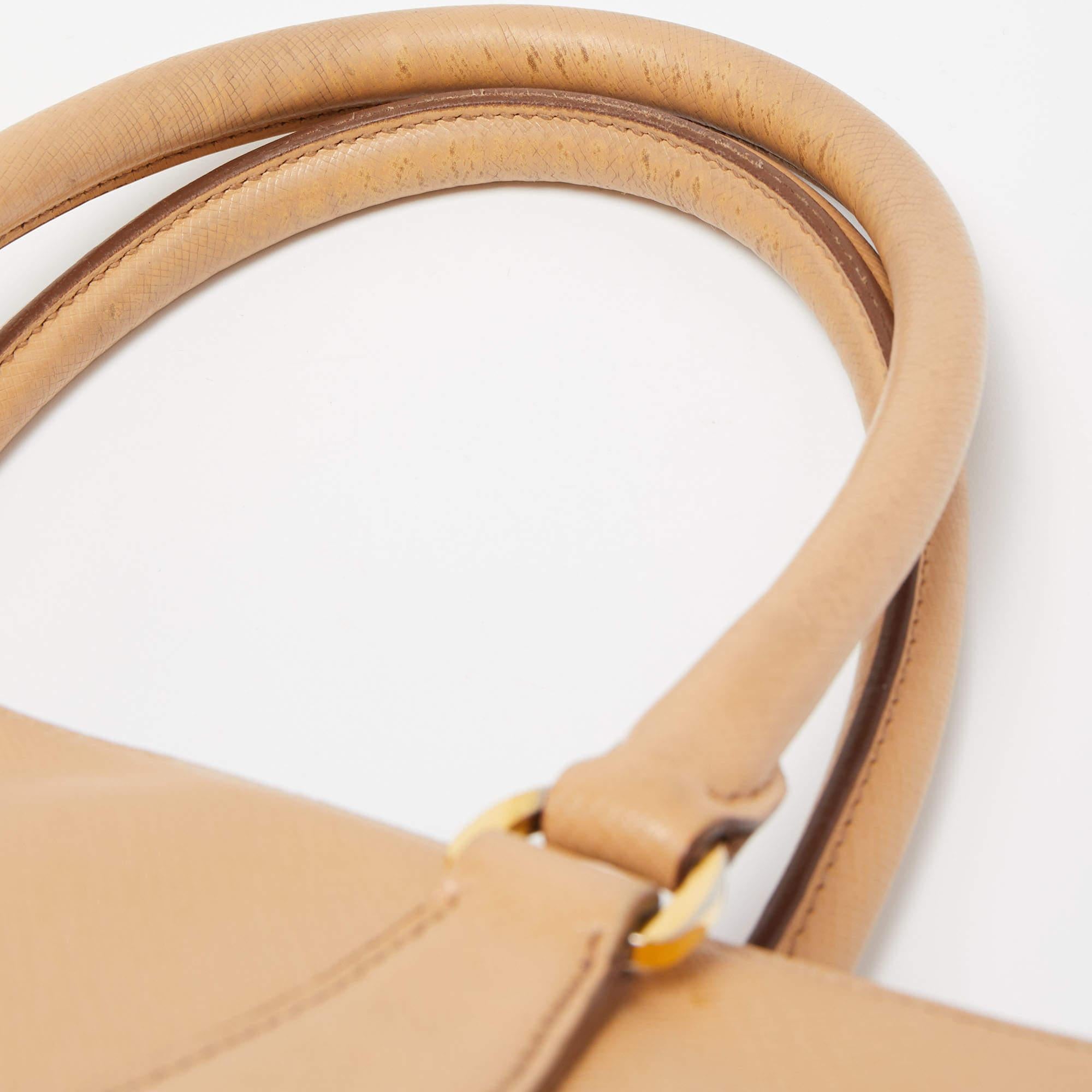 Grand sac cabas Galleria à double fermeture éclair en cuir beige Saffiano Lux de Prada 14