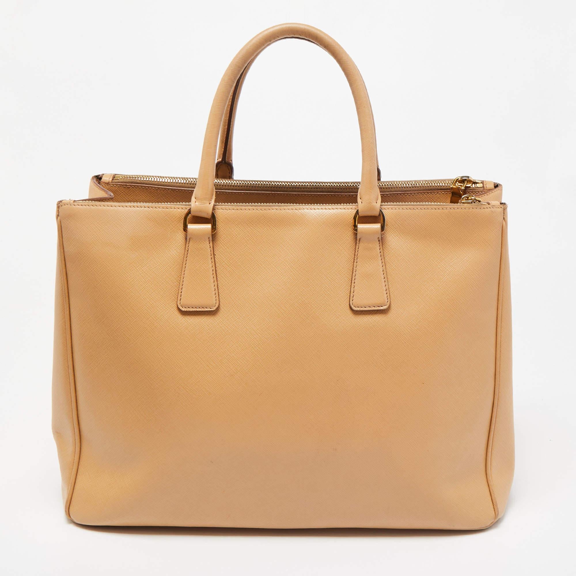 Grand sac cabas Galleria à double fermeture éclair en cuir beige Saffiano Lux de Prada 15