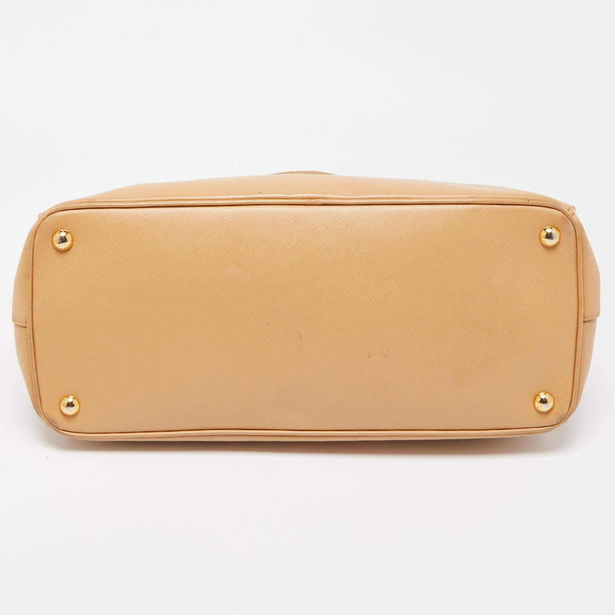 Grand sac cabas Galleria à double fermeture éclair en cuir beige Saffiano Lux de Prada 16