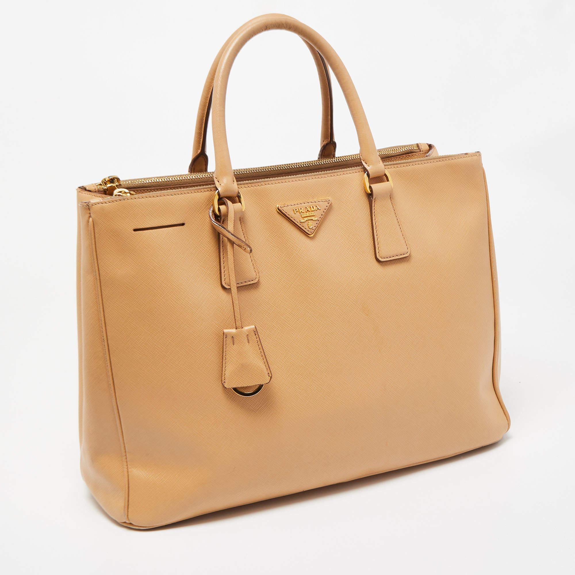  Grand sac cabas Galleria à double fermeture éclair en cuir beige Saffiano Lux de Prada Pour femmes 