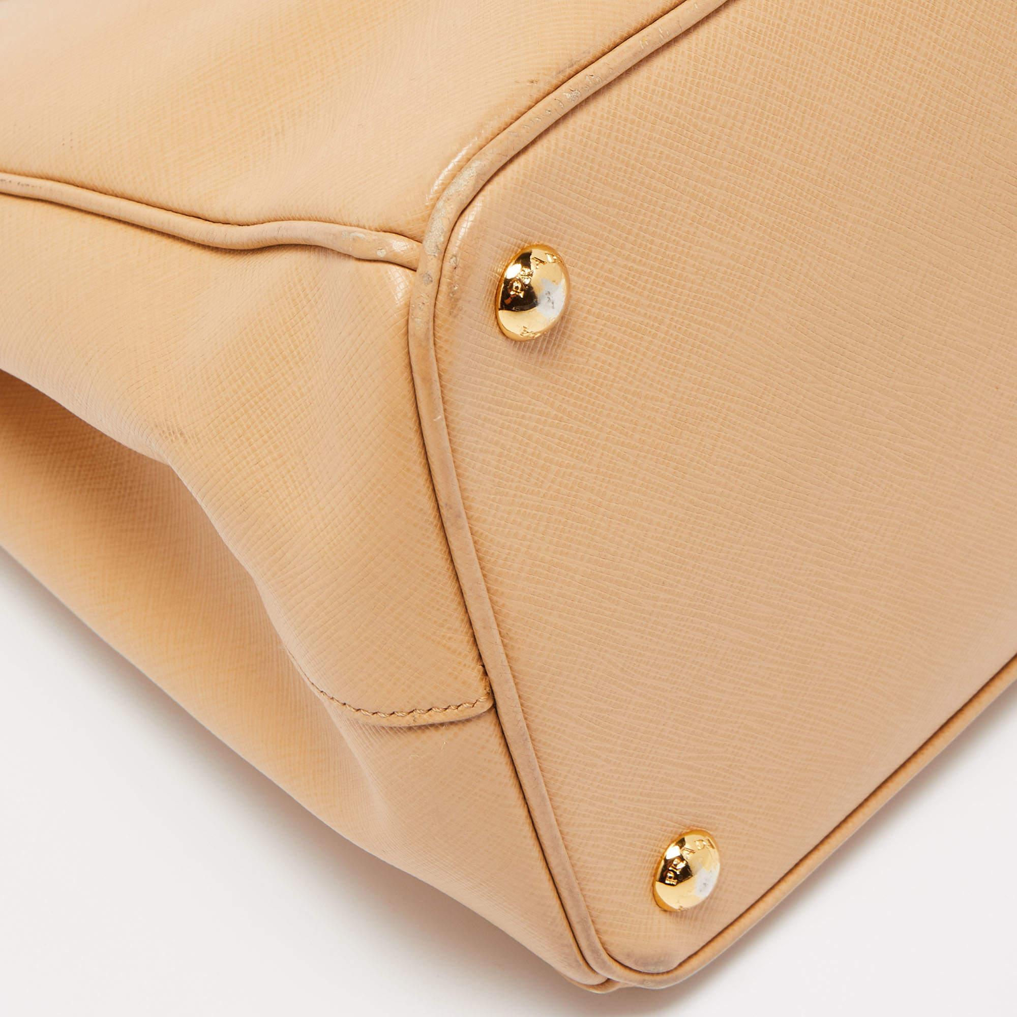 Grand sac cabas Galleria à double fermeture éclair en cuir beige Saffiano Lux de Prada 1