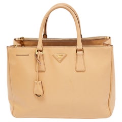 Grand sac cabas Galleria à double fermeture éclair en cuir beige Saffiano Lux de Prada