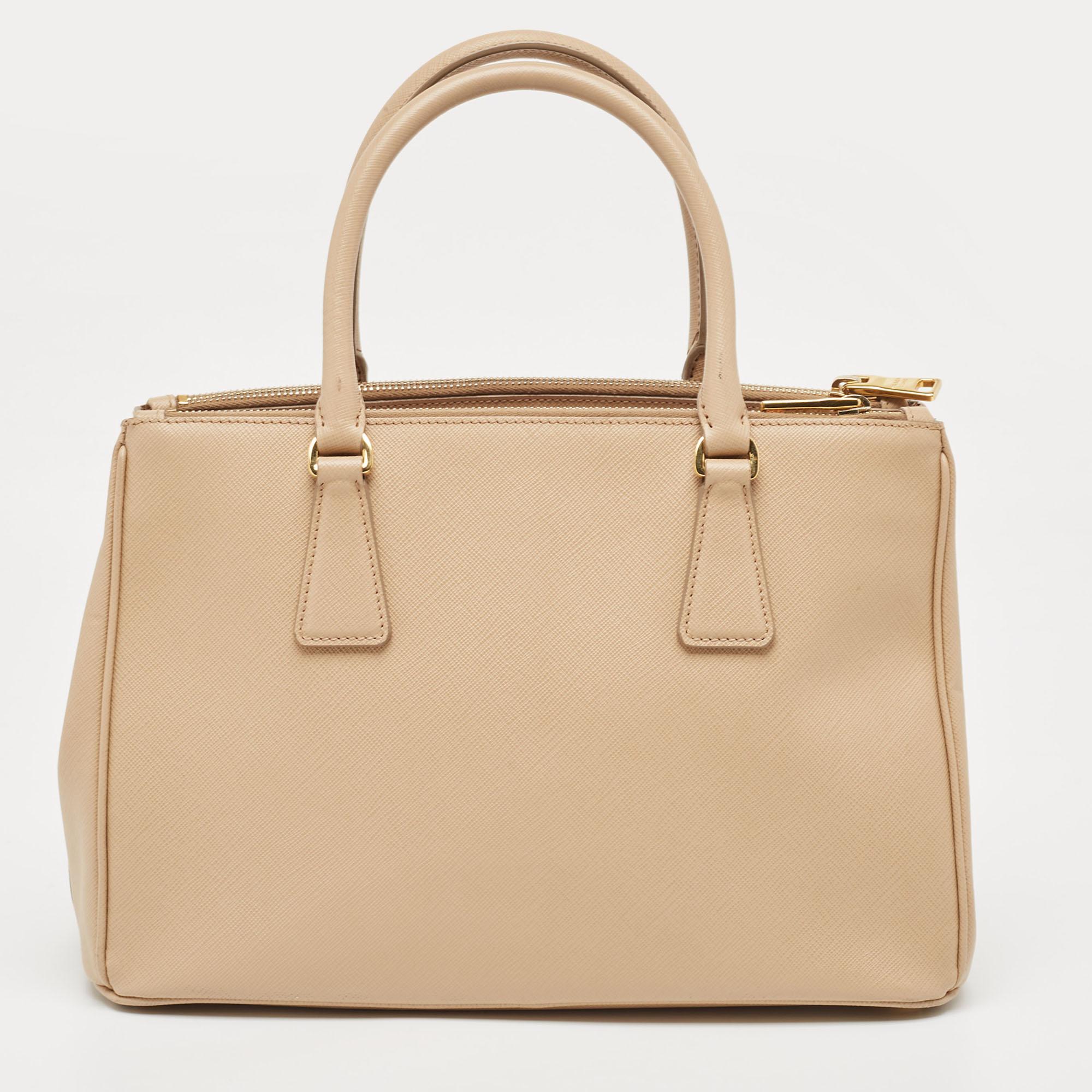 Thoughtful details, high quality, and everyday convenience mark this designer bag for women by Prada. The bag is sewn with skill to deliver a refined look and an impeccable finish.

Includes: Detachable Strap