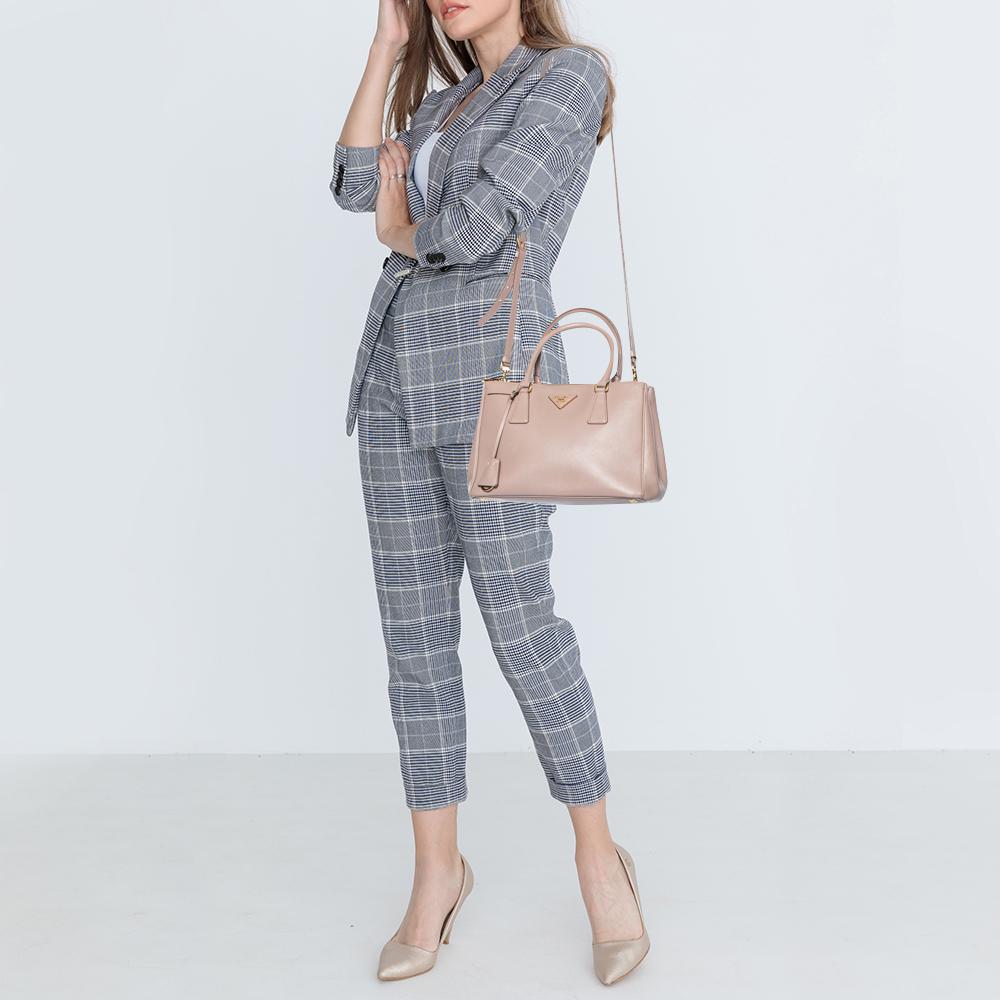 Prada Beige Saffiano Lux Leder Kleine Galleria-Tasche im Zustand „Gut“ in Dubai, Al Qouz 2