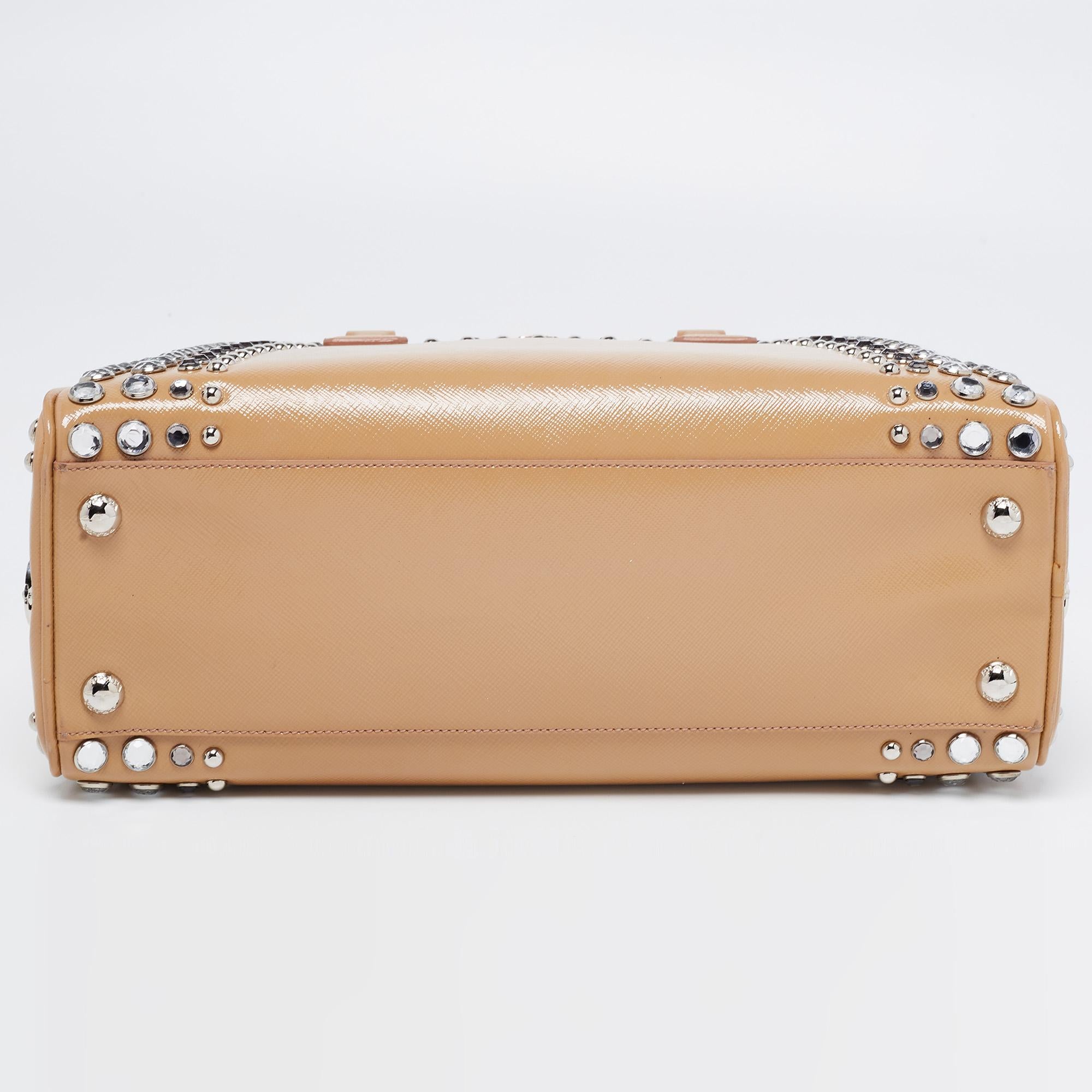 Prada Beige Saffiano Patent Leather Studded Pyramid Frame Satchel In Good Condition In Dubai, Al Qouz 2