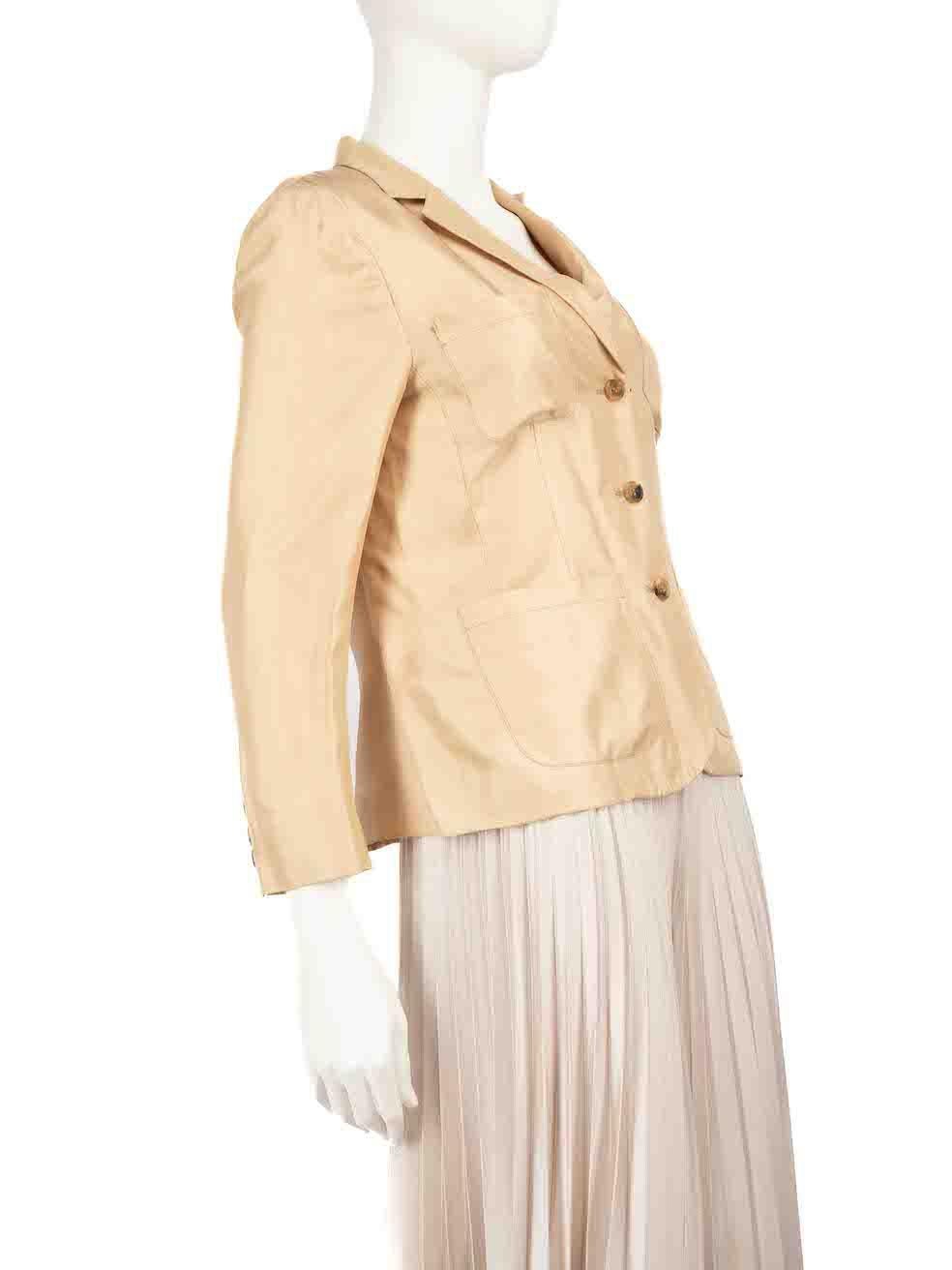 La condizione è buona. Il blazer presenta un'usura minore. Sul davanti, vicino alle tasche e alle estremità delle maniche, si notano segni di scolorimento, mentre sul retro si notano segni di usura sulla trama di questo articolo usato di Prada.
 
 
