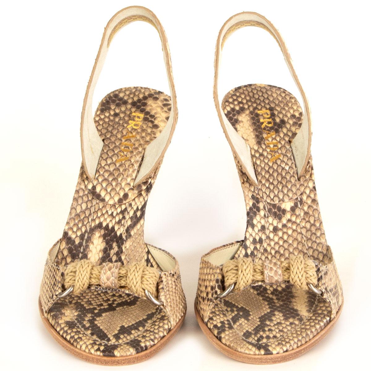 100% authentische Prada Slingback-Sandalen in beige und taupe Python. Knotenapplikation aus Naturkordel und silberfarbenem D-Ring. Brandneu.

Messungen
Aufgedruckte Größe	36
Schuhgröße	36
Innensohle	23.5cm (9.2in)
Breite	7.5cm (2.9in)
Ferse	10.5cm