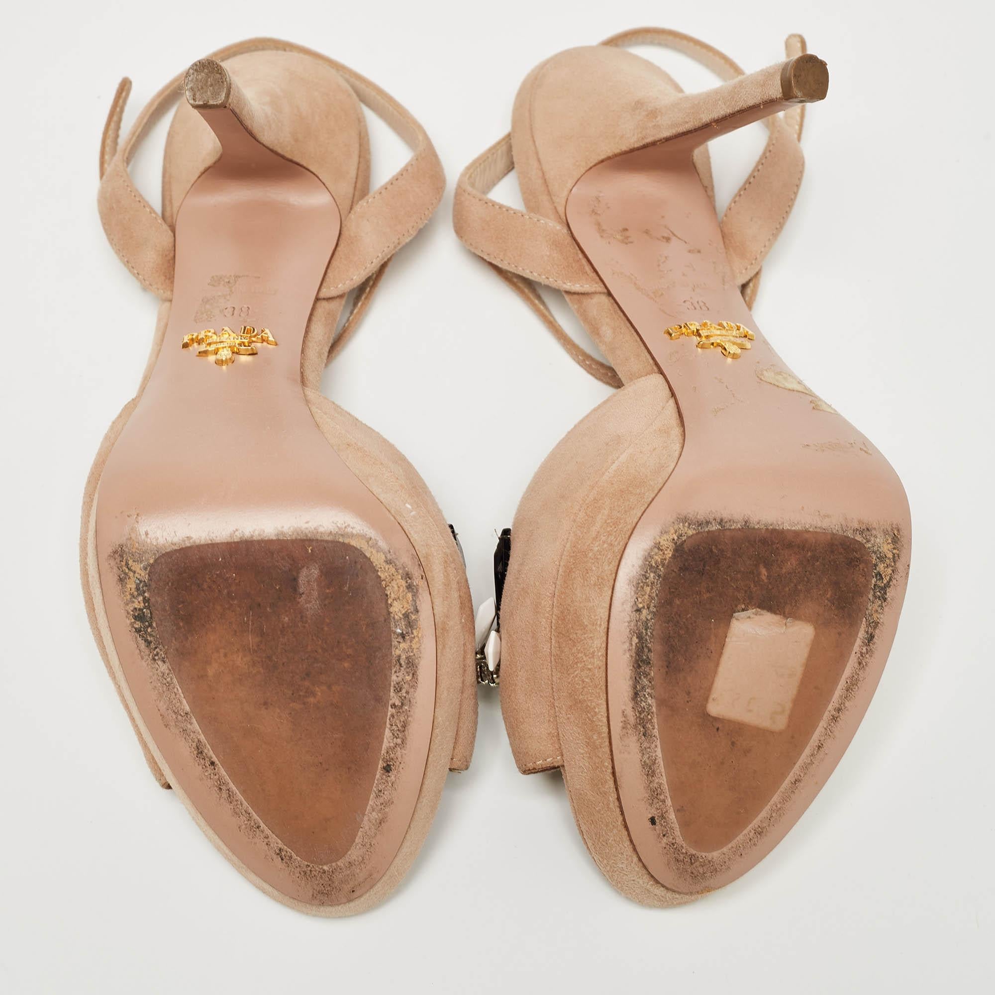 Prada Beige Suede Embellished Platform Ankle Strap Sandals Size 38 (Sandales à plateforme en daim avec ornements) en vente 2