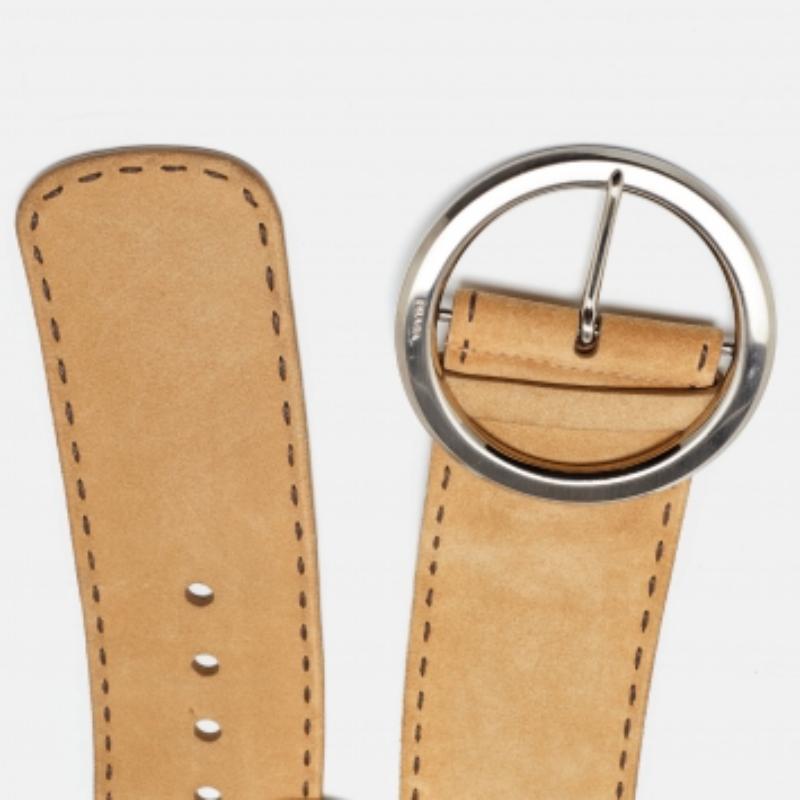 Aggiungi una finitura di lusso al tuo OOTD con questa cintura beige di Prada. È stato realizzato con cura per durare a lungo e dare slancio al tuo stile.