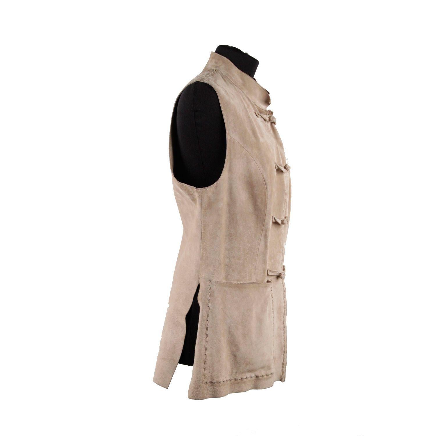 MATERIAL: Suede COLOR: Beige MODEL: Jacket Gilet GENDER: Women SIZE: Small COUNTRY OF MANUFACTURE: Italy Condition CONDITION DETAILS: VERY GOOD / FAIR : Previously worn with moderate wash wear/fade and or minor visible flaws. DETAILS: Some darkness