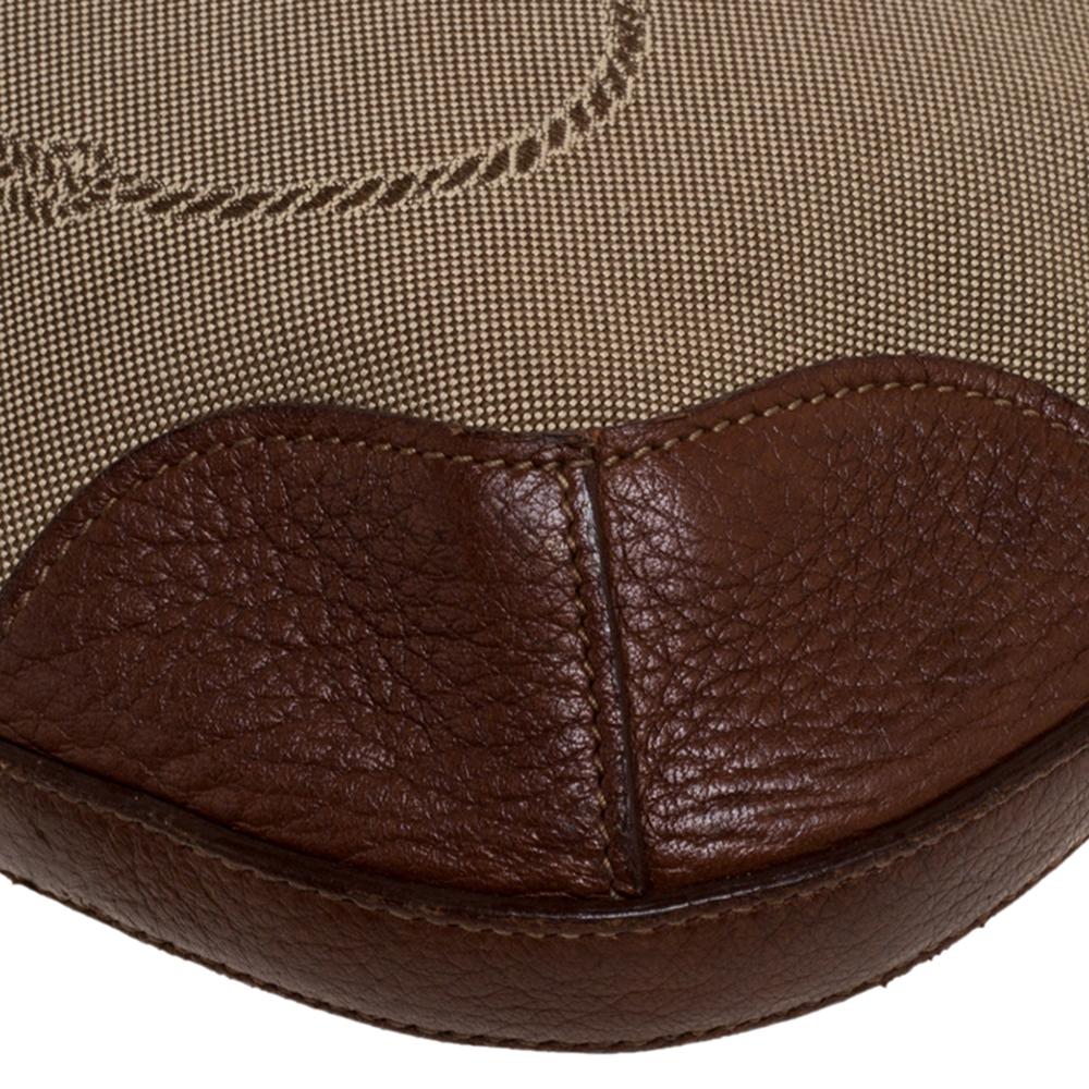 Prada Beige/Braune Logo-Jacquard-Handtasche aus Segeltuch und Leder im Zustand „Gut“ in Dubai, Al Qouz 2