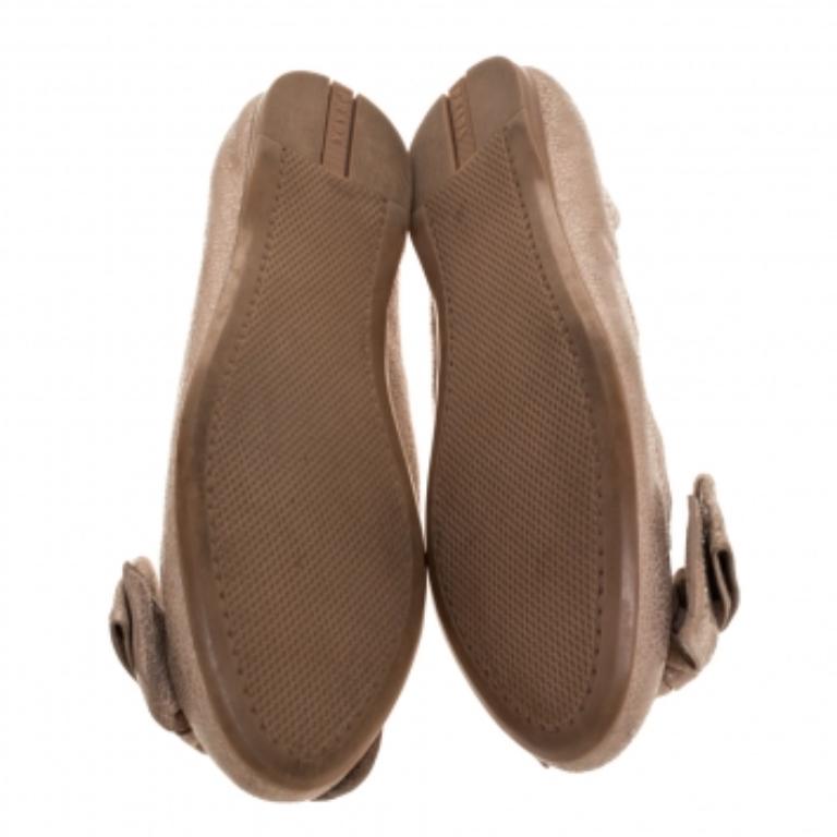 Prada Beige Textured Leather Bow Ballet Flats Size 37 In Good Condition For Sale In Dubai, Al Qouz 2