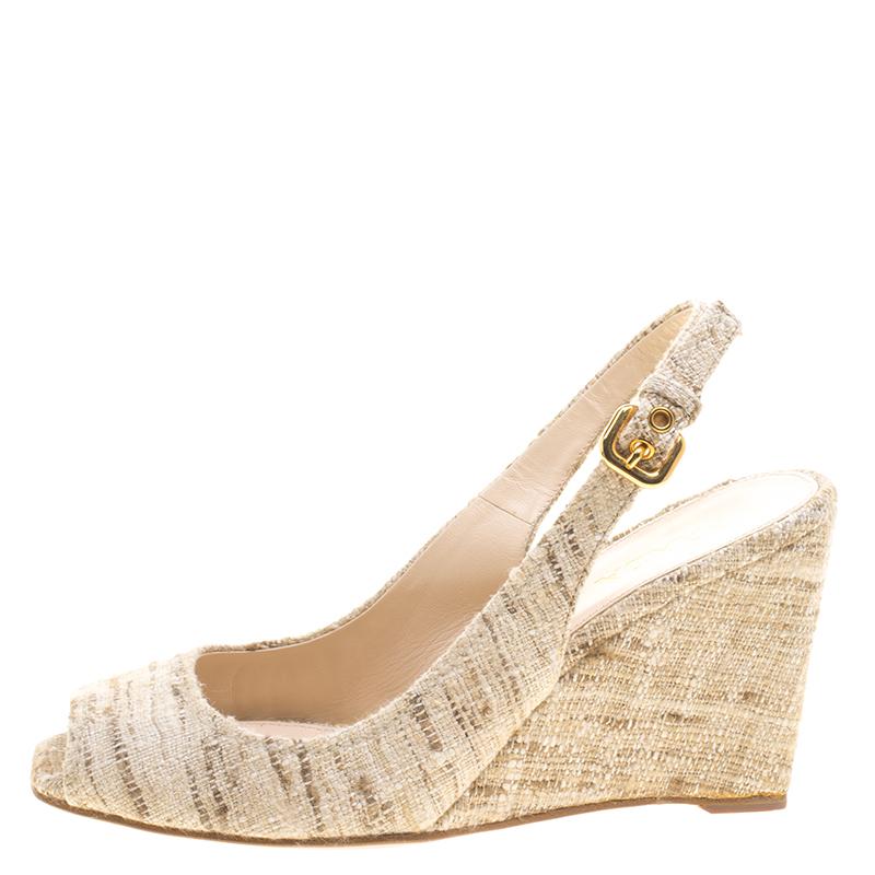 A stylish option for your fashion needs comes through with the Prada Beige Tweed Fabric Peep Toe Slingback Wedge Sandals. The classic wedge heels comes in the extremely fashionable peep toe detailed body that is covered in tweed fabric giving the