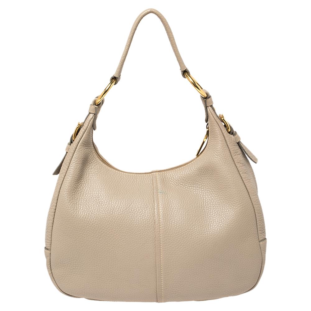 Timelessly elegant and stylish, Prada captures the effortless, nonchalant finesse of the modern woman. Crafted from leather in a beige hue, this hobo features a spacious interior with a top zip fastening. The sleek, understated silhouette is