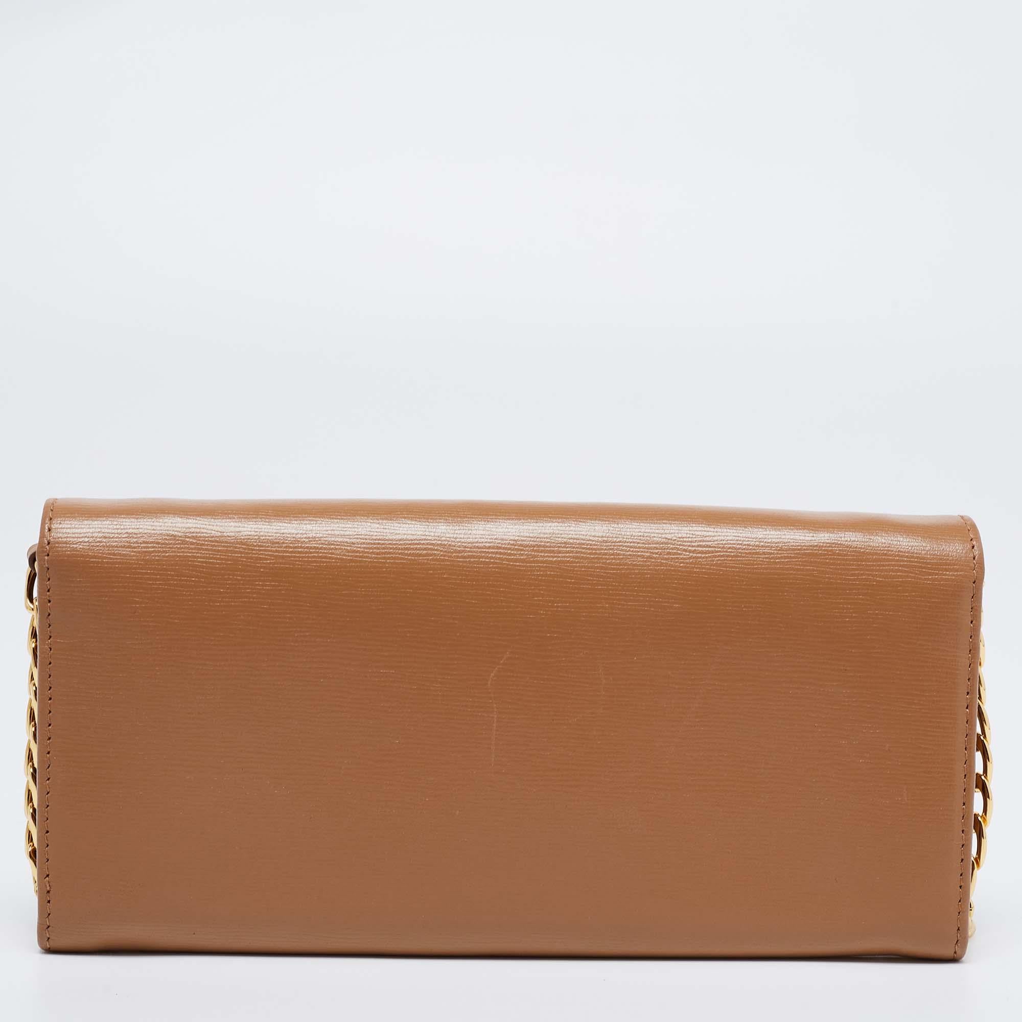 Get the assurance of quality and style that never fades with this Prada Wallet On Chain. It is sewn using beige Vitello Move leather, and the interior has a wallet-like layout with space for cards, cash, coins, phone, and keys. The Prada WOC is