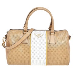 Prada Beige/Weiß Perforiertes Leder Bauletto Umhängetasche
