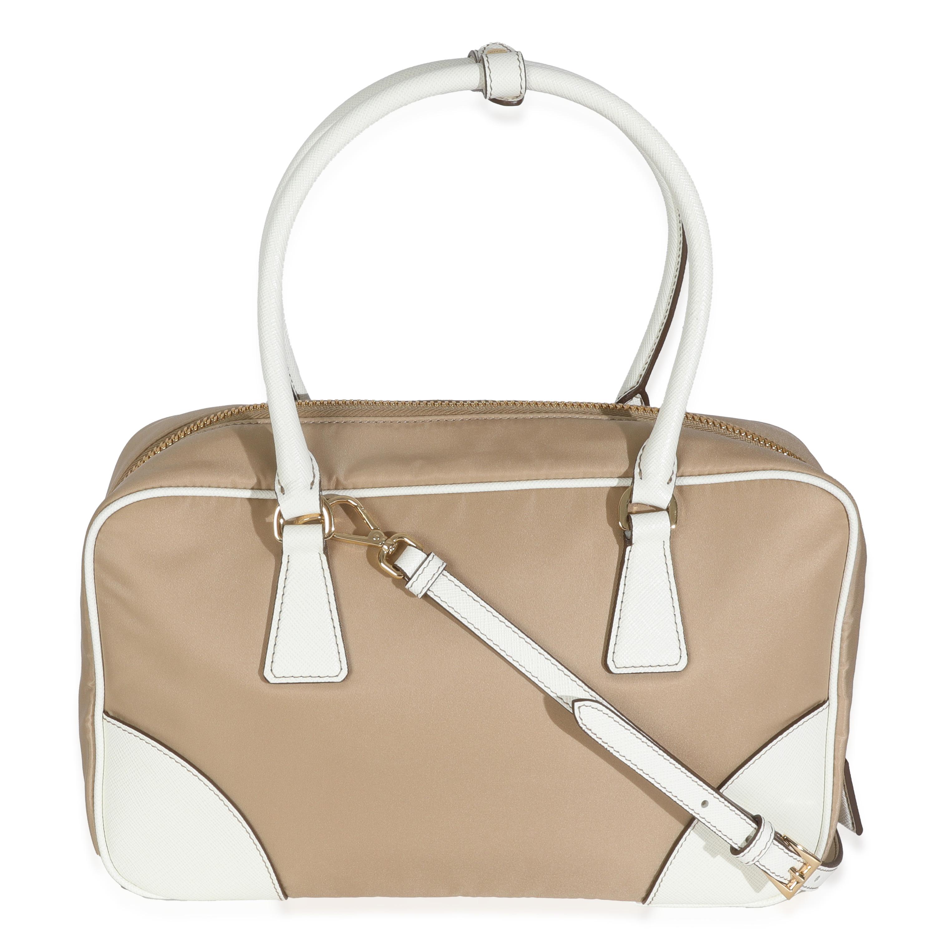 Titre de la liste : Prada Beige Blanc Re-Nylon Saffiano Medium Réédition 1978
SKU : 147684
MSRP : 2800.00 USD
Condit : Usagé 
Description de l'état : Le nylon est synonyme de Prada depuis que la maison a commencé à adopter ce tissu technique dans