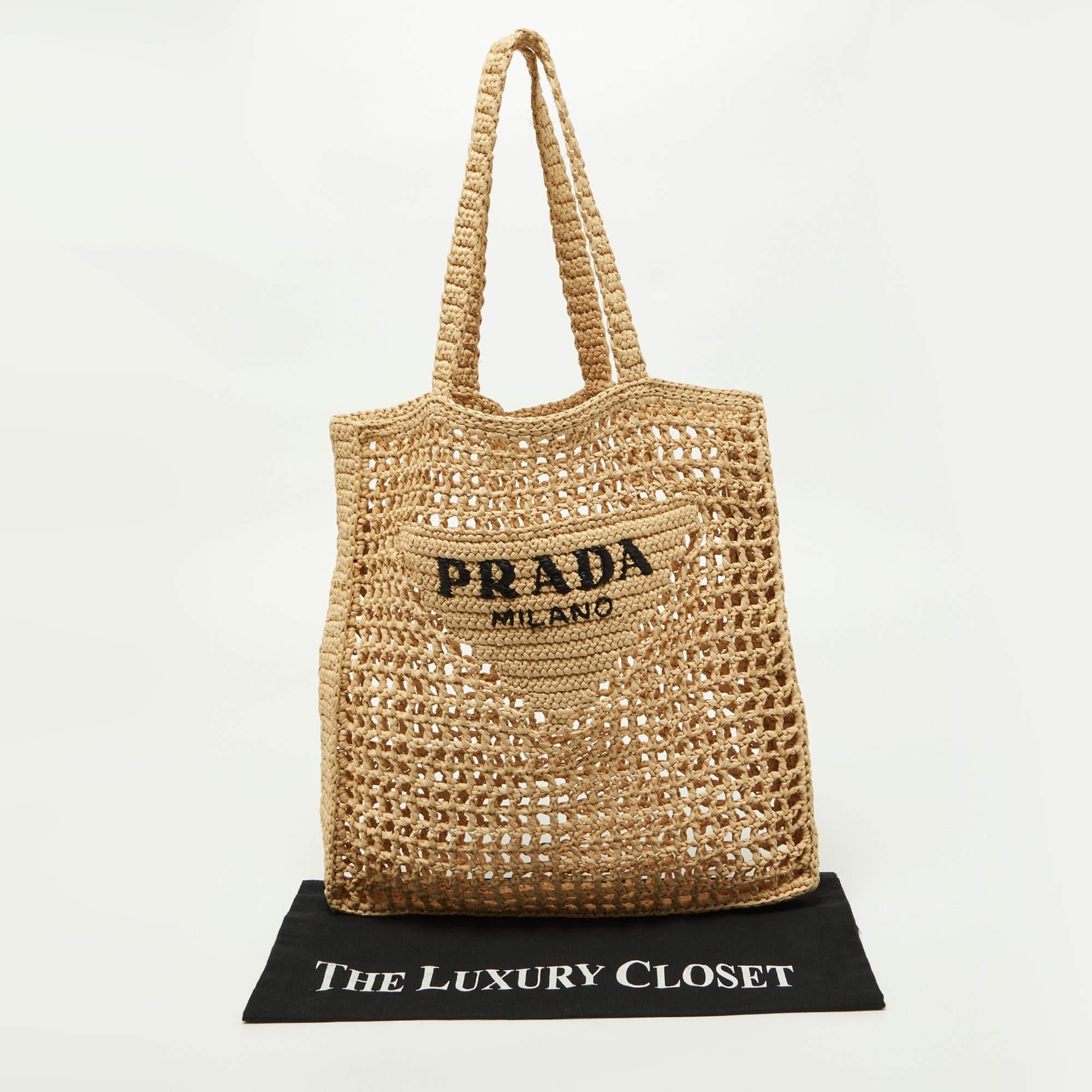 Prada, la borsa da spiaggia in rafia intrecciata di colore beige 3