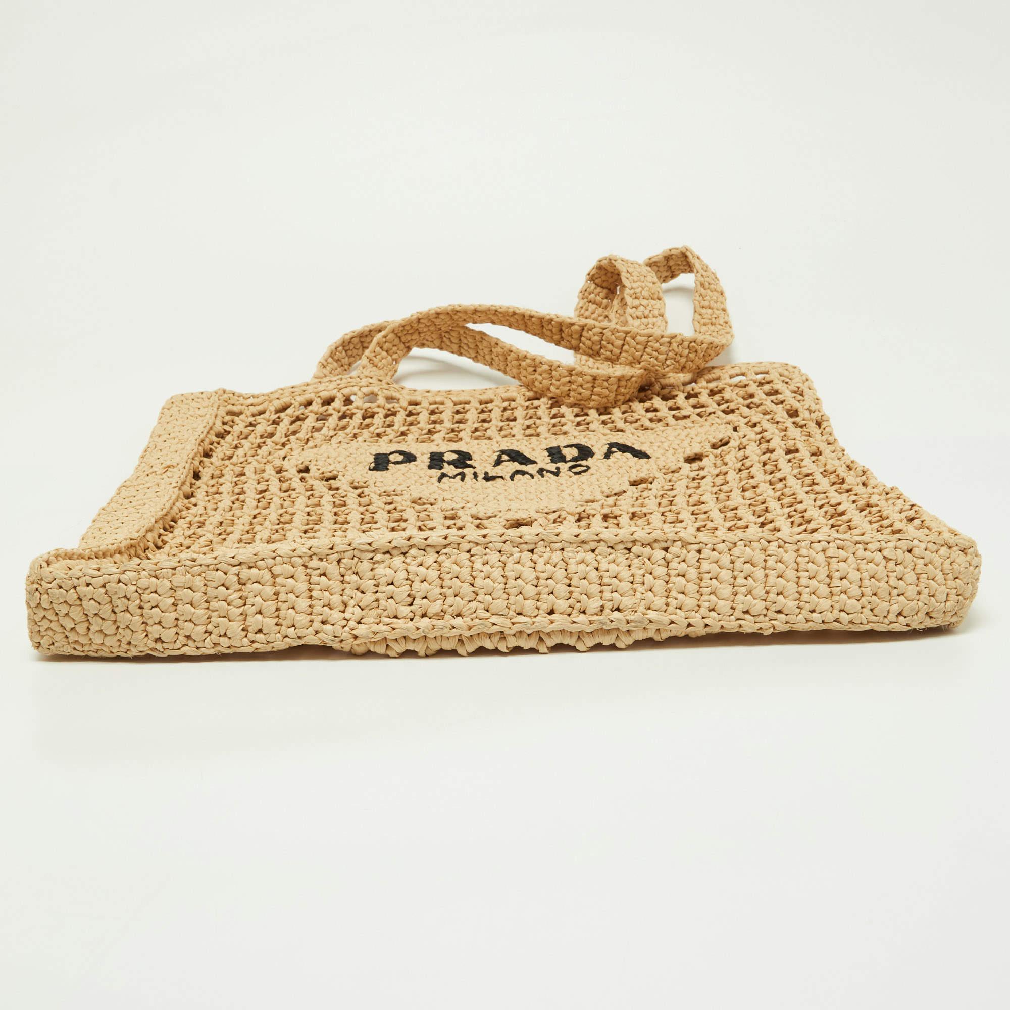Prada, la borsa da spiaggia in rafia intrecciata di colore beige 4