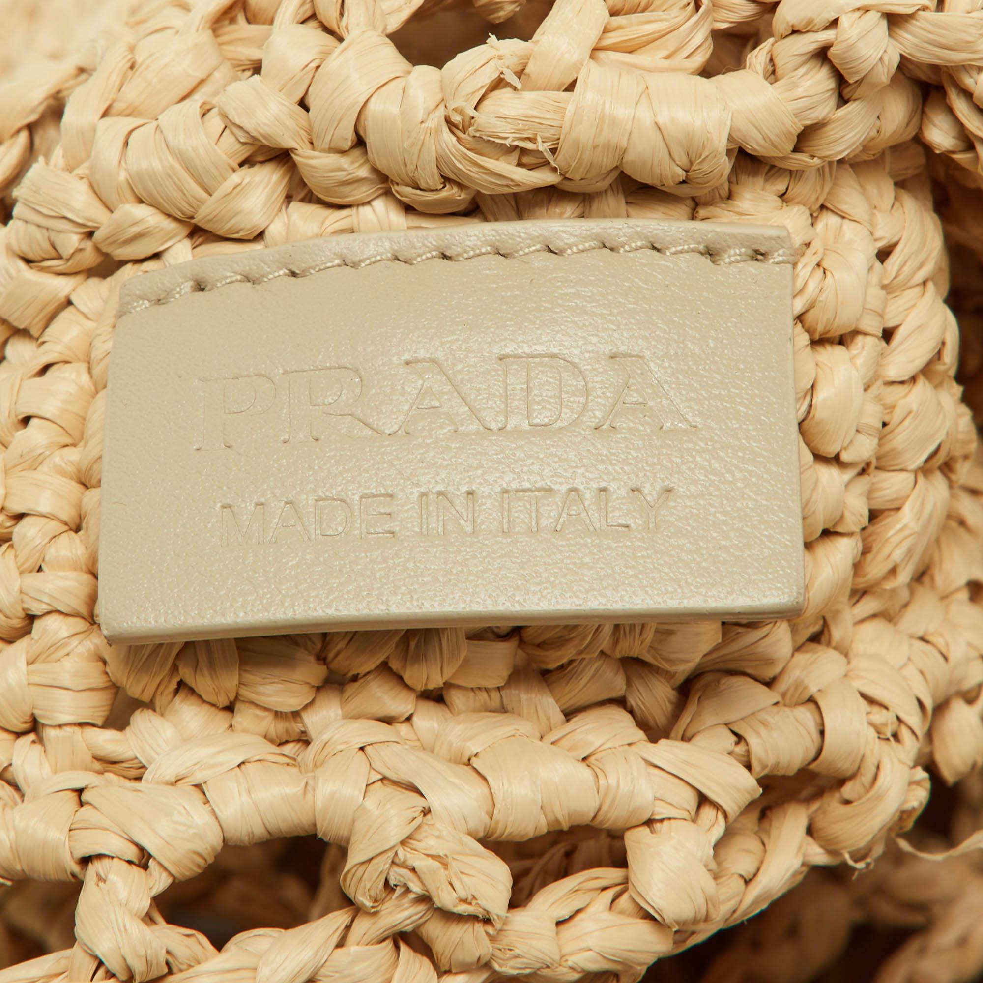 Prada, la borsa da spiaggia in rafia intrecciata di colore beige 2
